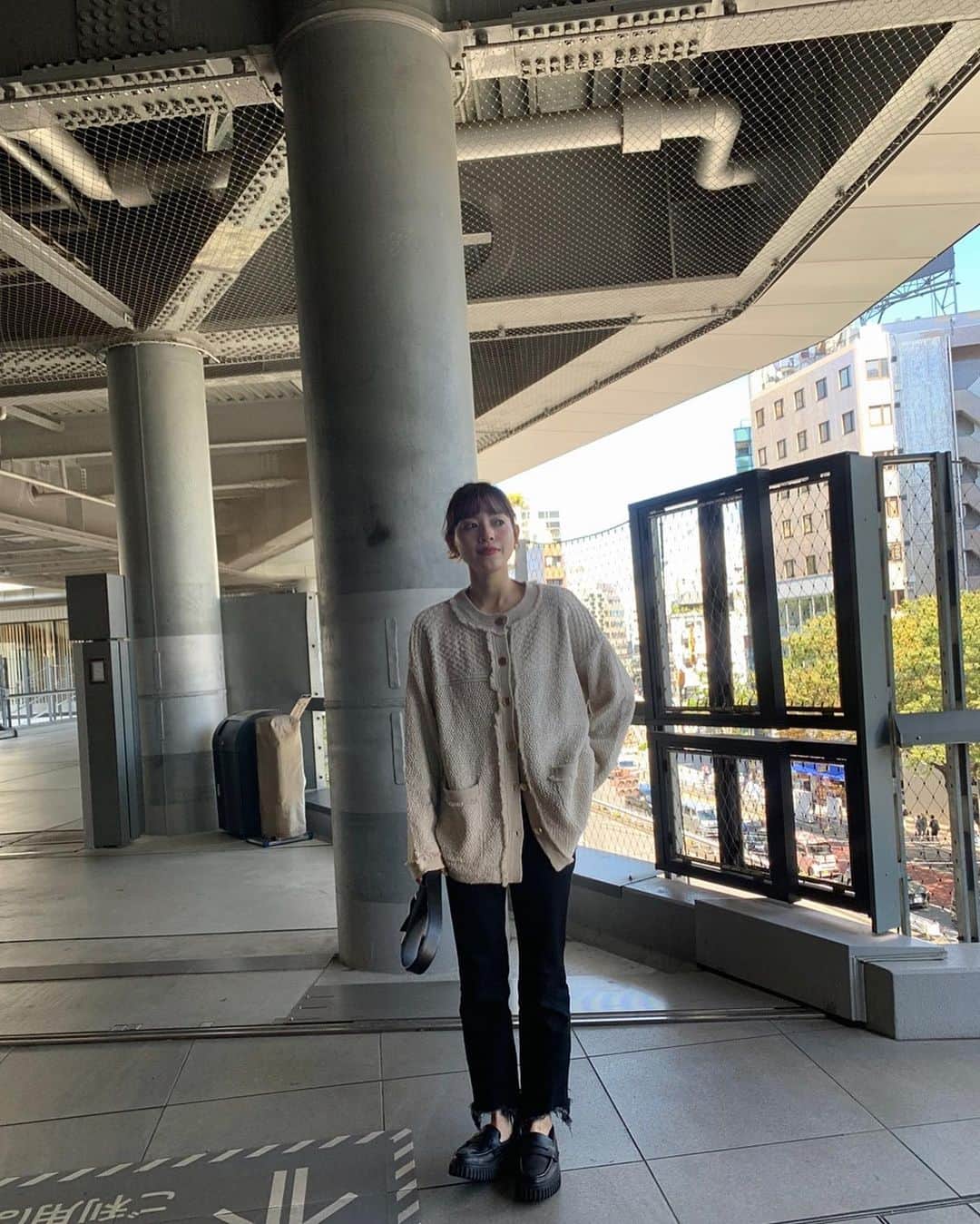 前坂美結さんのインスタグラム写真 - (前坂美結Instagram)「🍂🤍  この時期が本っ当に1番好き！ (何度も言いすぎてる)  涼しくて、でも日に当たるとあったかい絶妙な時期🥹♡  . そんな秋にぴったりなカーディガンに出会ったよ🍂🍠  ツイードジャケットのデザインが そのままニットになったような可愛いカーディガン🤍　 @crieconforto_official   薄めのニットだからさらっと羽織れるのが嬉しい😚　 持ち運びにも最適◎ きれいめでも、カジュアルでもどっちにも振れるという♡  パンツにあわせて着てみたけど、 今だとキャミワンピに羽織るのも可愛いな〜🤍 .  . #秋コーデ #🍂 #10月  #crieconforto #クリーコンフォルト」10月15日 12時21分 - miyumaesaka