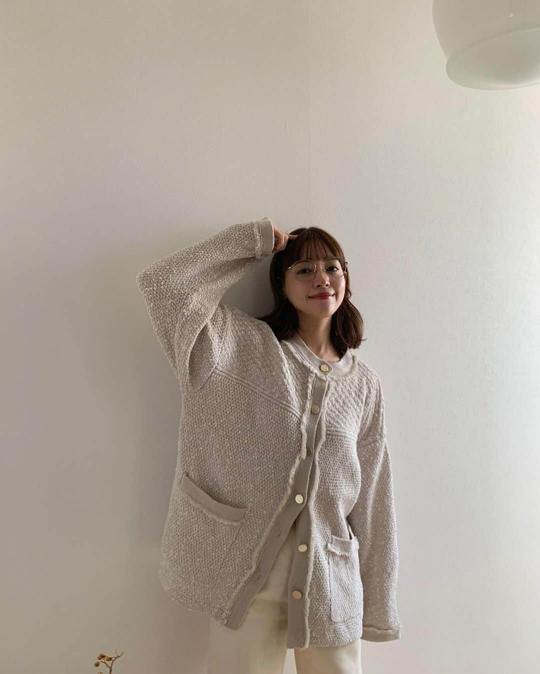 前坂美結さんのインスタグラム写真 - (前坂美結Instagram)「🍂🤍  この時期が本っ当に1番好き！ (何度も言いすぎてる)  涼しくて、でも日に当たるとあったかい絶妙な時期🥹♡  . そんな秋にぴったりなカーディガンに出会ったよ🍂🍠  ツイードジャケットのデザインが そのままニットになったような可愛いカーディガン🤍　 @crieconforto_official   薄めのニットだからさらっと羽織れるのが嬉しい😚　 持ち運びにも最適◎ きれいめでも、カジュアルでもどっちにも振れるという♡  パンツにあわせて着てみたけど、 今だとキャミワンピに羽織るのも可愛いな〜🤍 .  . #秋コーデ #🍂 #10月  #crieconforto #クリーコンフォルト」10月15日 12時21分 - miyumaesaka