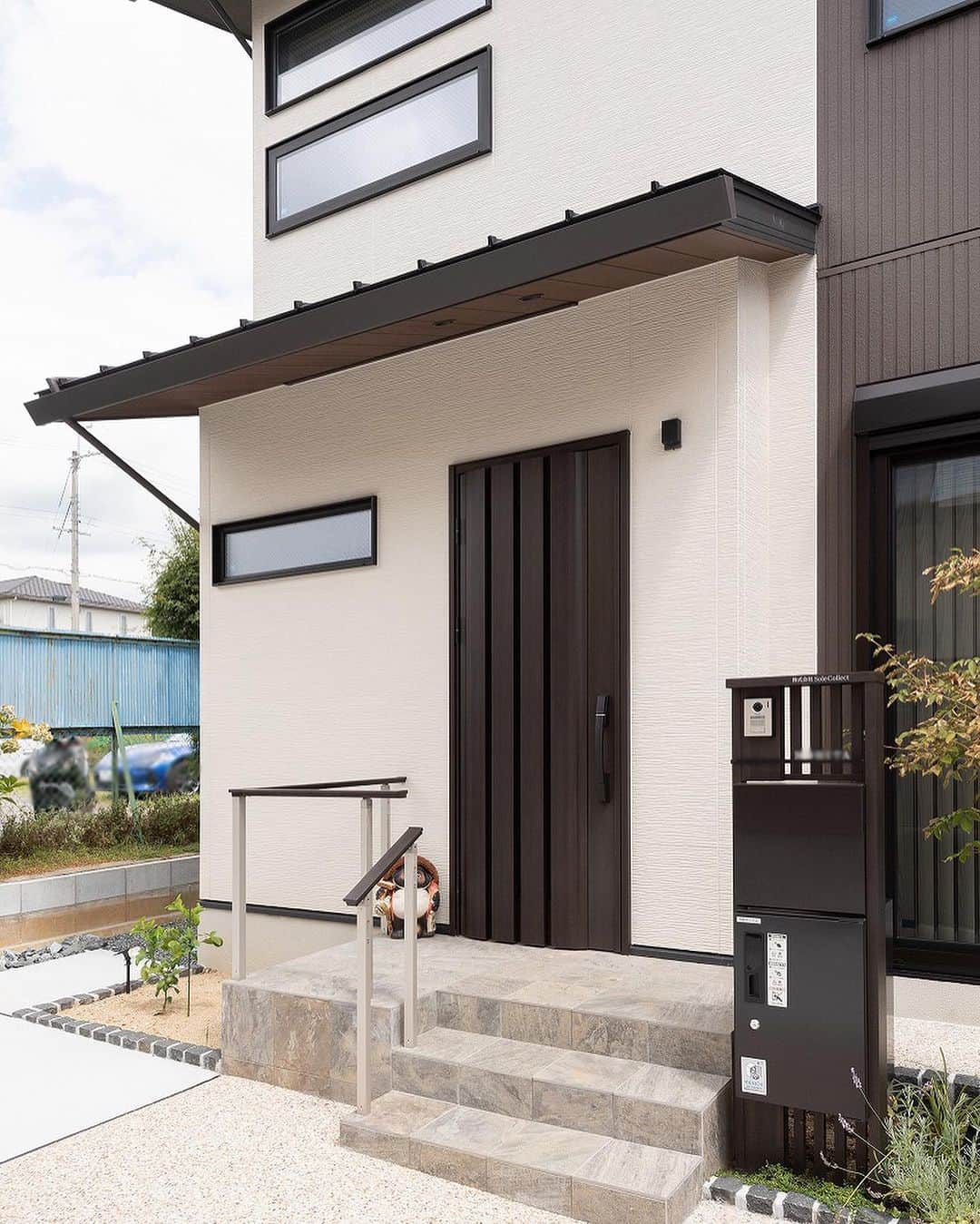 デザオ建設さんのインスタグラム写真 - (デザオ建設Instagram)「外観🏠 落ち着いた雰囲気の外観です😌 窓の配置が美しいです✨ ⁡ 前には車2台はおける大きなスペースも🙆🏻‍♀️ おしゃれかつ、 建物の線が美しい外観にまとまっています！ ⁡ ※モデルハウス展示場予約は、 　@dezao_kensetsuのURLに 　とんでいただき、「イベント予約」から 　お待ちしております🏠 ⁡ #注文住宅 #マイホーム #インテリア #新築  #リフォーム #リノベーション #家 #住宅 #interior #デザオ建設 #工務店 #一軒家 #日々 #マイホーム記録 #暮らし #リビング #おうち #ダイニングキッチン #ダイニング #キッチン #外観 #玄関 #外観デザイン #外観おしゃれ #外観イメージ #玄関前 #外観写真  #玄関アプローチ #玄関ドア #玄関タイル」10月15日 12時21分 - dezao_kensetsu