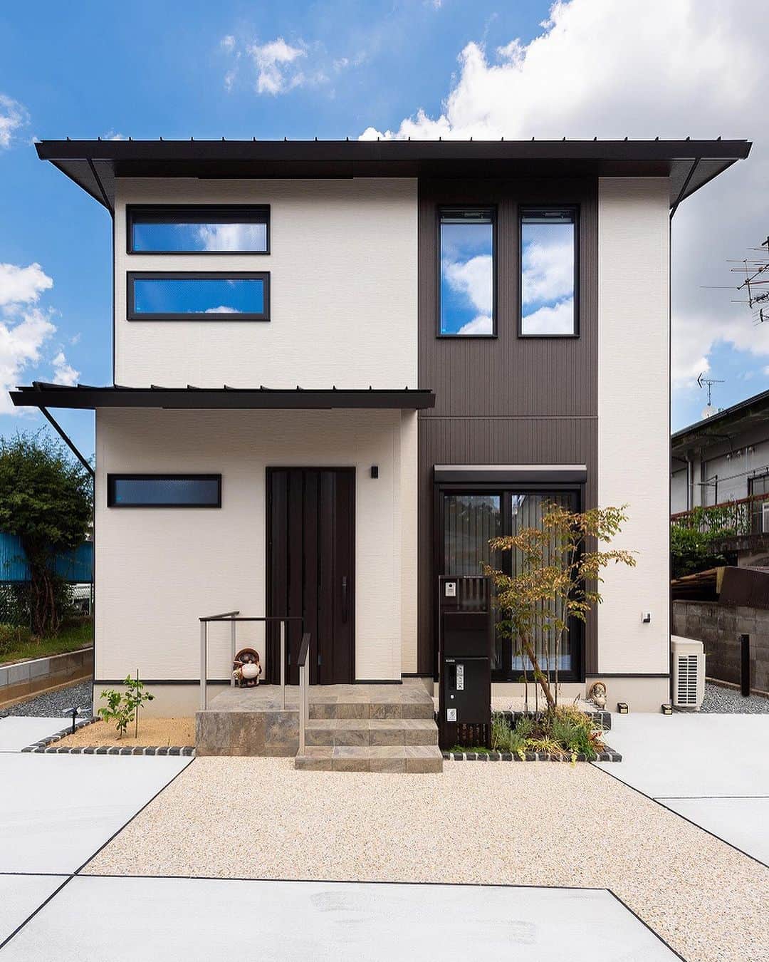 デザオ建設さんのインスタグラム写真 - (デザオ建設Instagram)「外観🏠 落ち着いた雰囲気の外観です😌 窓の配置が美しいです✨ ⁡ 前には車2台はおける大きなスペースも🙆🏻‍♀️ おしゃれかつ、 建物の線が美しい外観にまとまっています！ ⁡ ※モデルハウス展示場予約は、 　@dezao_kensetsuのURLに 　とんでいただき、「イベント予約」から 　お待ちしております🏠 ⁡ #注文住宅 #マイホーム #インテリア #新築  #リフォーム #リノベーション #家 #住宅 #interior #デザオ建設 #工務店 #一軒家 #日々 #マイホーム記録 #暮らし #リビング #おうち #ダイニングキッチン #ダイニング #キッチン #外観 #玄関 #外観デザイン #外観おしゃれ #外観イメージ #玄関前 #外観写真  #玄関アプローチ #玄関ドア #玄関タイル」10月15日 12時21分 - dezao_kensetsu