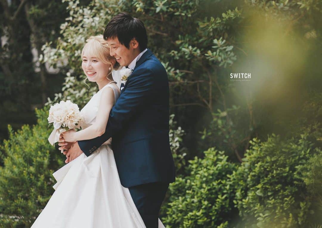 SWITCH SHOOTING PHOTO MAISONのインスタグラム：「ホワイトチャペルのお庭で 緑に囲まれて撮影✲  おふたりの自然な笑顔がとっても素敵𐀪𐁑 ෆ  ⚐ 洋装チャペル館内プラン⚐  東京 @switch.tokyo 大阪 @switch.umeda 札幌 @switch.sapporo 鹿児島 @switch.kagoshima ⁡. ▼少人数結婚式ご検討のカップルはこちらから @chapel_tenkeiandmarry ⁡. ▼前撮り・フォトウェディングご希望のカップルはこちらから @switch.tokyo . #switch表参道#switchomotesando #switch東京　#switchtokyo #前撮り#後撮り#ウェディングフォト#フォトウェディング#フォトスタジオ #ブライダルフォト#結婚写真#結婚式前撮り#プレ花嫁#花嫁準備#ブライダルヘア#ウェディングヘア#おしゃれ花嫁#ドレス試着#結婚式#日本中のプレ花嫁さんと繋がりたい#ウェディングドレス#カラードレス#タキシード#和装前撮り#色打掛#白無垢#品プリ花嫁 #品プリ婚」