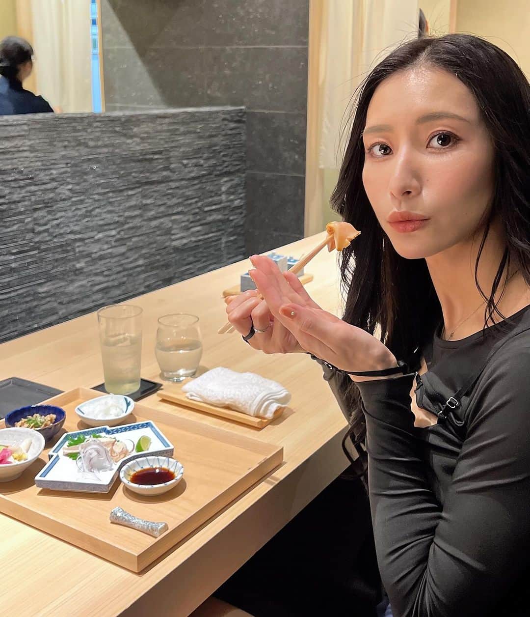 青山千夏のインスタグラム：「焼鳥鐵で「鐵おまかせコース」をいただいてきました🫶🏻✨ 焼き鳥の火の通りが絶妙でとにかく美味しい👼♥️ メインの焼き鳥以外にも季節の野菜や逸品料理があり、色んな料理が楽しめました💭  •*¨*•.¸¸☆*･ﾟ•*¨*•.¸¸☆*･ﾟ•*¨*•.¸¸☆  ⚪︎コース内容 ・ささみとウニとキャビアの海苔巻き ・黒岩土鶏の胸肉のたたき ・小鉢3品 ・はつもと ・季節野菜 ・ささみ ・黒岩土鶏のもも肉 ・鴨肉 ・うずらの卵 ・つくね ・手羽先 ・〆料理　親子丼・卵かけご飯・ラーメン ・デザート  •*¨*•.¸¸☆*･ﾟ•*¨*•.¸¸☆*･ﾟ•*¨*•.¸¸☆  ⚪︎焼鳥 鐵 東京都新宿区西新宿7-10-10 B1F 17：00～23：00 (L.O.22:00)  PR @yakitori.kurogane #鐵 #焼鳥 #日本酒 #ワイン #食べログ百名店 #新宿ディナー #焼鳥鐵 #新宿焼鳥」