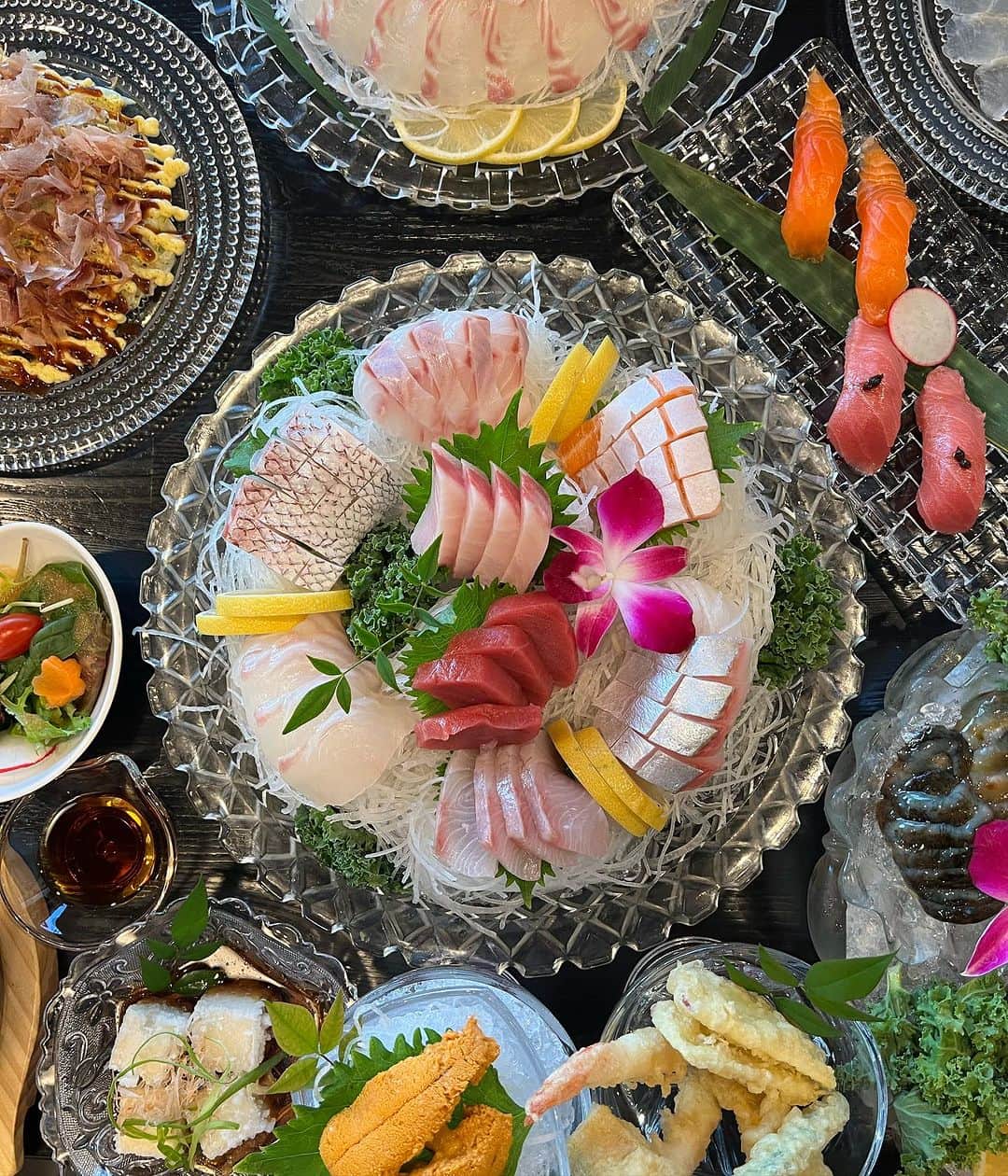 ライナ・ホワンさんのインスタグラム写真 - (ライナ・ホワンInstagram)「If you are a sushi 🍣 lover you have to check out @moonbeachsashimiandgrill this weekend - set A ($380) comes with enough food for 5-6 people and has some of the highest quality sashimi ever ✨🥹」10月15日 12時27分 - rainaiscrazy