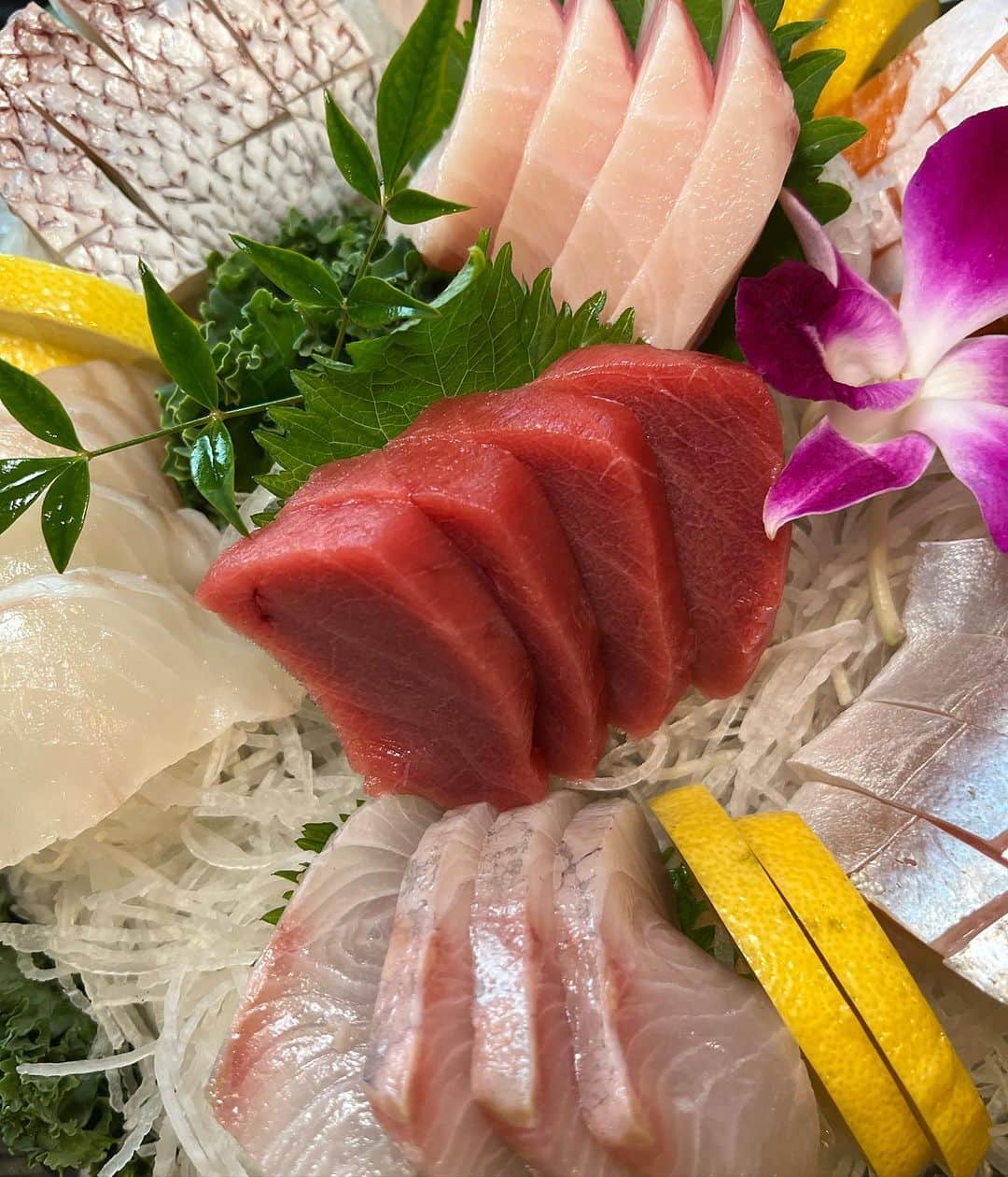 ライナ・ホワンさんのインスタグラム写真 - (ライナ・ホワンInstagram)「If you are a sushi 🍣 lover you have to check out @moonbeachsashimiandgrill this weekend - set A ($380) comes with enough food for 5-6 people and has some of the highest quality sashimi ever ✨🥹」10月15日 12時27分 - rainaiscrazy