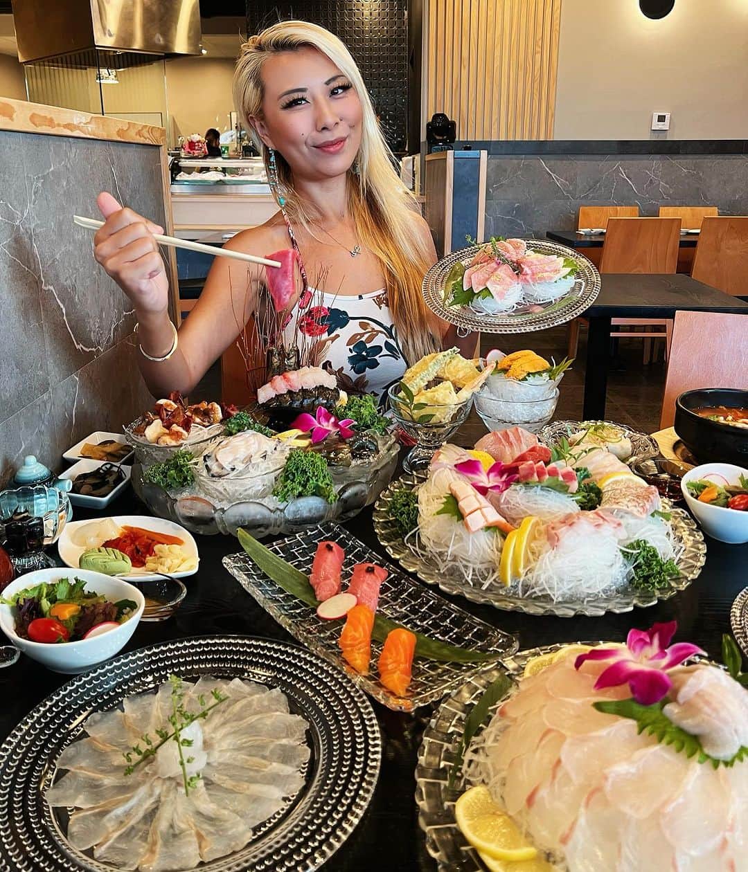 ライナ・ホワンのインスタグラム：「If you are a sushi 🍣 lover you have to check out @moonbeachsashimiandgrill this weekend - set A ($380) comes with enough food for 5-6 people and has some of the highest quality sashimi ever ✨🥹」