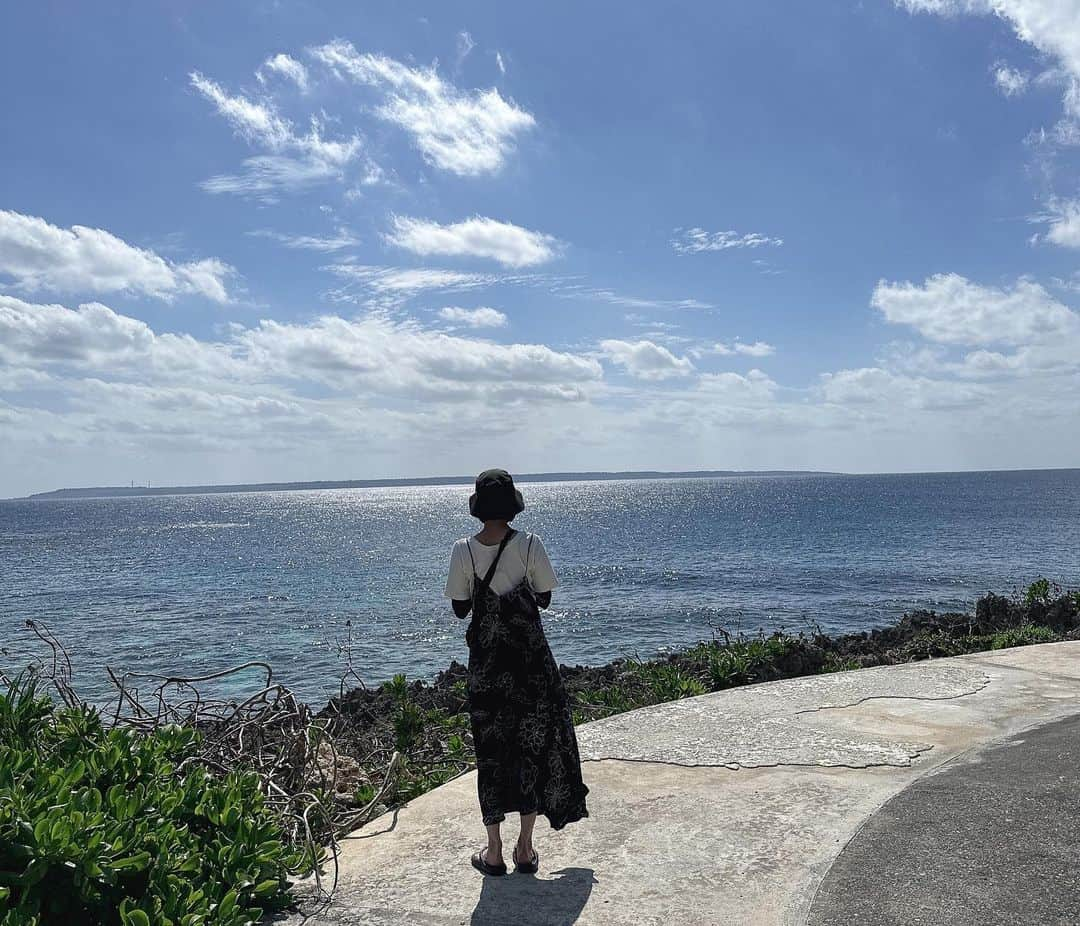 千佐真里奈さんのインスタグラム写真 - (千佐真里奈Instagram)「少し遅い夏休み、ということで 大好きなお友だちと宮古島旅行へ✈️  次は旅行に行きたいねという会話が 実現しました  初めての女二人旅 初めての宮古島🌺  着いて早々に腰をやられる ハプニングもありましたが😂 予定通り満喫できて 最高の旅になりました!楽しすぎた〜〜  みた景色、食べたものなど 旅の記録をここに残していきます📷  まずは「HARRY'S Shrimp Truck」🦐 ガーリック好きにはたまらない…! 宮古ブルーを眺めながら 美味しくいただきました😋  #旅行 #女子旅 #宮古島 #宮古島旅行 #宮古ブルー #宮古島グルメ #ハリーズシュリンプトラック #ガーリックシュリンプ #旅の記録 #思い出 #harrysshrimptruck #garlicshrimp #lunch #cafe #travel #travelphotography #miyakojima #okinawa #japan」10月15日 12時30分 - chisamusic