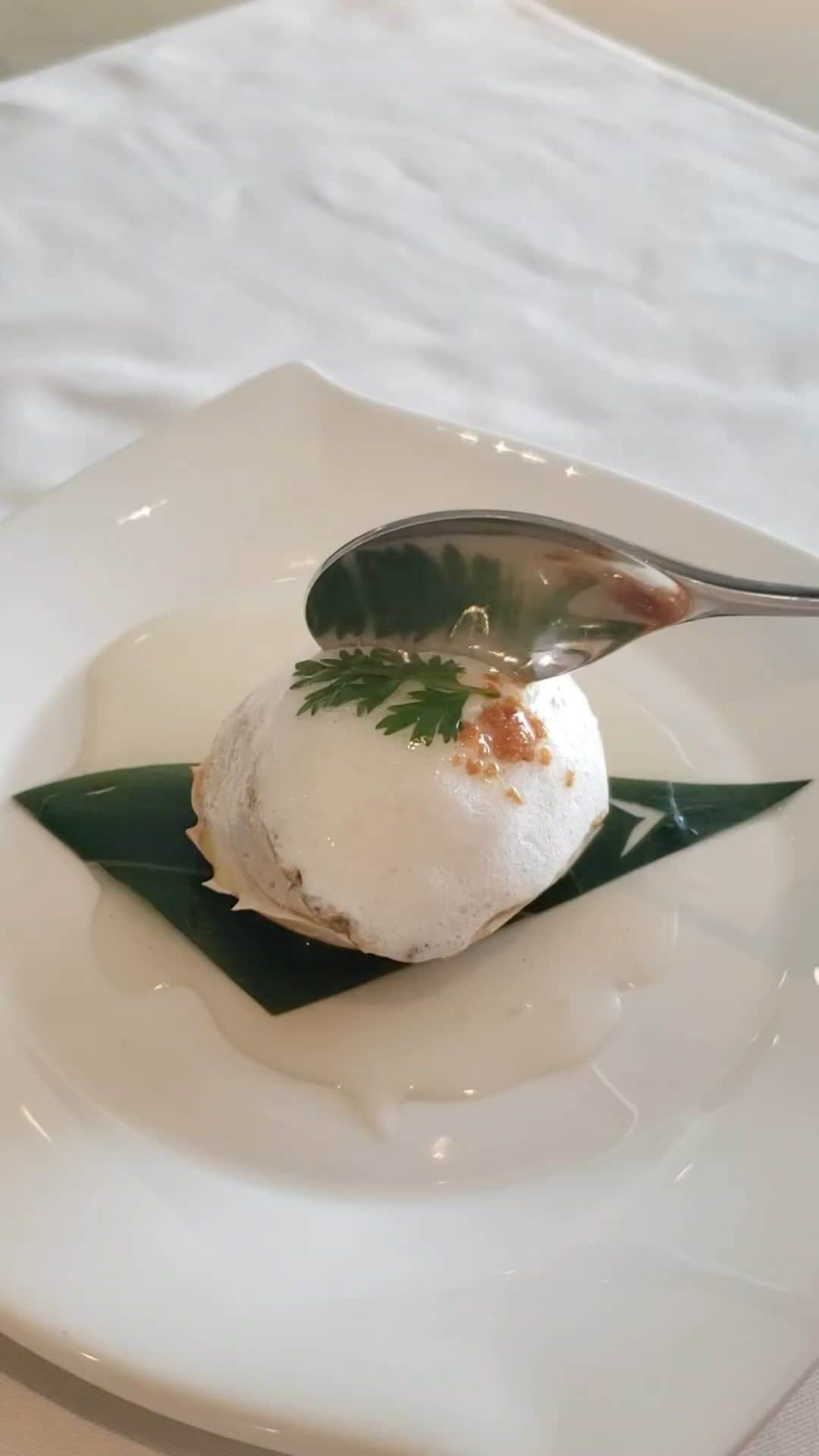 のインスタグラム：「【今週末より！上海蟹フェア🦀】 ＊食べたい！と思ったら🦀の絵文字をコメントしてください  本格上海料理「大観苑」では、秋の味覚「上海蟹」フェアが、スタートしました。  旬を迎える上海蟹をはじめとした、蟹尽くしのコースとアラカルトメニューをご用意しております。  様々なスタイルで季節の蟹を味わい尽くすことが出来るこの機会を、ぜひお見逃しなく。  ◇ご予約・詳細は @hotelnewotanitokyo プロフィールのURLより、ホテル公式ウェブサイト「レストラン」タブ内、「大観苑」のページをチェック🔍  期間　10月14日（土）～11月30日（木） 時間　［平日］ランチ11:30～15:00、ディナー17:00～21:00 ［土日祝］11:30～21:00  絶品蟹コース ¥33,000 ※2名さまより承ります。  [ご予約・お問合せ] 03-3238-0030 （中国料理「大観苑」直通）  #蟹 #上海蟹 #crab  #中国料理 #中華料理 #中華 #飲茶 #ランチ #ディナー #ホテルニューオータニ #ニューオータニ  #ホテル #東京ホテル #ホテルステイ  #tokyo #japan #tokyotrip  #tokyotravel #tokyohotel  #hotelnewotani #newotani #東京グルメ  #グルメ #グルメ好きな人と繋がりたい #グルメ女子 #グルメスタグラム  #tokyogroumet #akasaka #yotsuya」