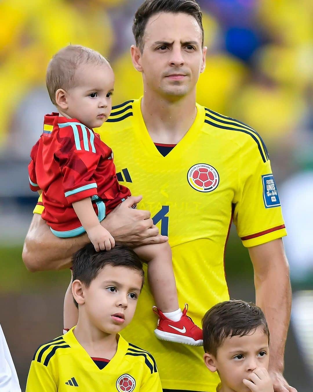 サンティアゴ・アリアスのインスタグラム：「Colecciona momentos, no cosas!!! ♥️🇨🇴 #familia #TLM」