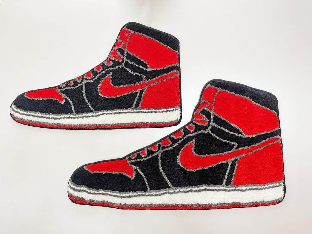 セカンドラボのインスタグラム：「AIR JORDAN1 BLACK x RED  1番人気のブレッド（ブラックxレッド）が少量再入荷！ ビッグサイズもござます。  通称：ブレッドはBlack(ブラック)/Red(レッド)の略称。 NBAから同カラーの着用が禁止されたことが由来。 ジョーダンはダンクコンテストやプロモーションでこのブレッドを着用していたそうです。  http://secondlab.us  #sneakers #kicks #secondlab  #snkrs #nike #rug #interior  #faniture #home #decor #living #products #lifestyle  #japanmade #jordan #aj1 #madeinjapan #ラグ #スニーカー ＃マット #ジョーダン　#ジョーダン1」