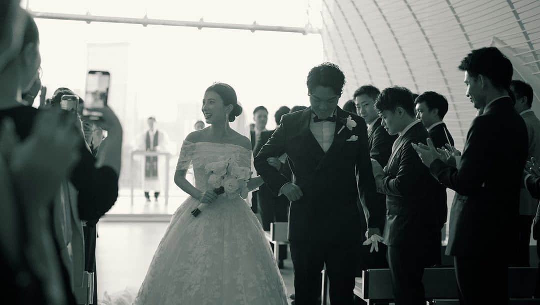 濱田あおいさんのインスタグラム写真 - (濱田あおいInstagram)「. . 2023.10.14 Palace Hotel Tokyoにて 結婚式を挙げることができました🕊️  天気運に自信がなかった私たちですが 1滴も雨が降らず秋晴れの中、私たちの人生に 欠かすことのできない皆さまに囲まれて ほんとうに幸せな時間でした🤍  自分のメイクはセルフで、 ヘアは @miyuki_____________ 🍃  そして夫メイクは私、 夫ヘアは妹が @lipps__sara という 初めて見るパターンとみなさんに おっしゃっていたただけた裏側でした✨  ペーパーアイテムに使った前撮りの 載せてない写真など、めちゃくちゃ たくさんあるので載せていきますっ💐  #20231014#パレスホテル#パレスホテル東京#パレスホテル東京ウエディング#結婚式#パレス花嫁#palacehoteltokyo#palacehoteltokyowedding#aoi_wd2310」10月15日 12時37分 - aoihamada