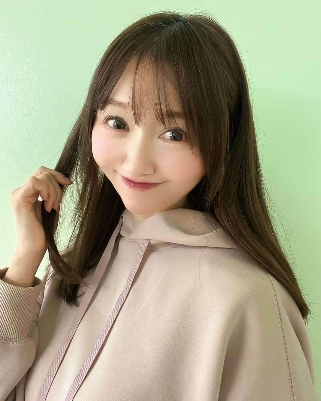 開高明日香のインスタグラム：「お肌の艶と同じくらい髪の艶も大切にしたい♡  髪質改善のトリートメントで、なめらかで、さらんうるんな髪めざしてこ🎵  髪が健やかだと、笑顔も明るく見えますよね😉  PR @alpha_group_plan #alphagroupplan #髪質改善福岡 #縮毛矯正福岡 #集中ケア #集中ケアトリートメント #福岡髪質改善 #福岡縮毛矯正 #髪質改善トリートメント」