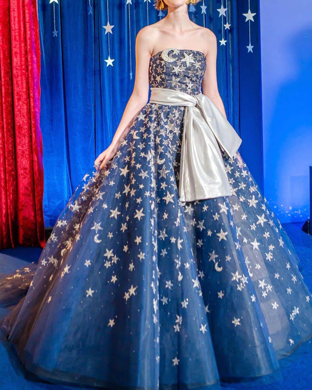 Kahoさんのインスタグラム写真 - (KahoInstagram)「. .  @kuraudia.weddingdress 9th Disney Wedding Dress Collection 👑  ファンタジアドレス、 写真もみたい！というリクエストを たくさんいただいたので️❤️  しっかり長めの裾部分に ブルーのチュール。 映画のミッキーらしい 腰のリボンと星や月のブローチに 魔法のほうきのイヤリング。  作品がぎゅっと詰め込まれたような ドレスで本当に可愛かった🥹✨  後半の方にはファンタジアシリーズの 他のドレスも載せたから是非チェックしてね☺️  星空や流れ星のデザインが可愛くて しかもキラッキラでこちらも本当に素敵だった🥹✨💫  @kuraudia.weddingdress  #kuraudia #カラードレス #ディズニードレス #ディズニードレスコレクション #ディズニードレス試着会 #クラウディア #クラウディアドレス #クラウディアディズニードレス #クラウディアディズニーウェディングドレスコレクション #ファンタジア#ファンタジアドレス#disneyprincess #princess#weddingdress #disneybound#princessdress#disneyprincessdress#fantasia #fantasiadress#赤ドレス #カラードレス赤」10月15日 12時46分 - kah05disney