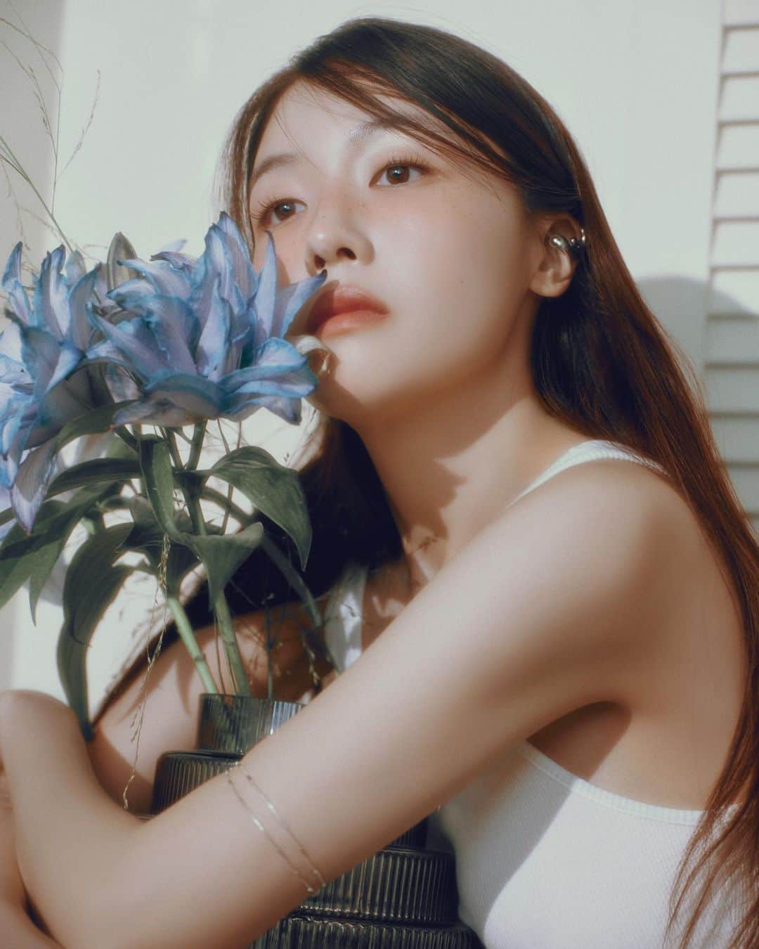 ミナ のインスタグラム：「오랜친구와 함께 작업할수있어 감사하다🪐」
