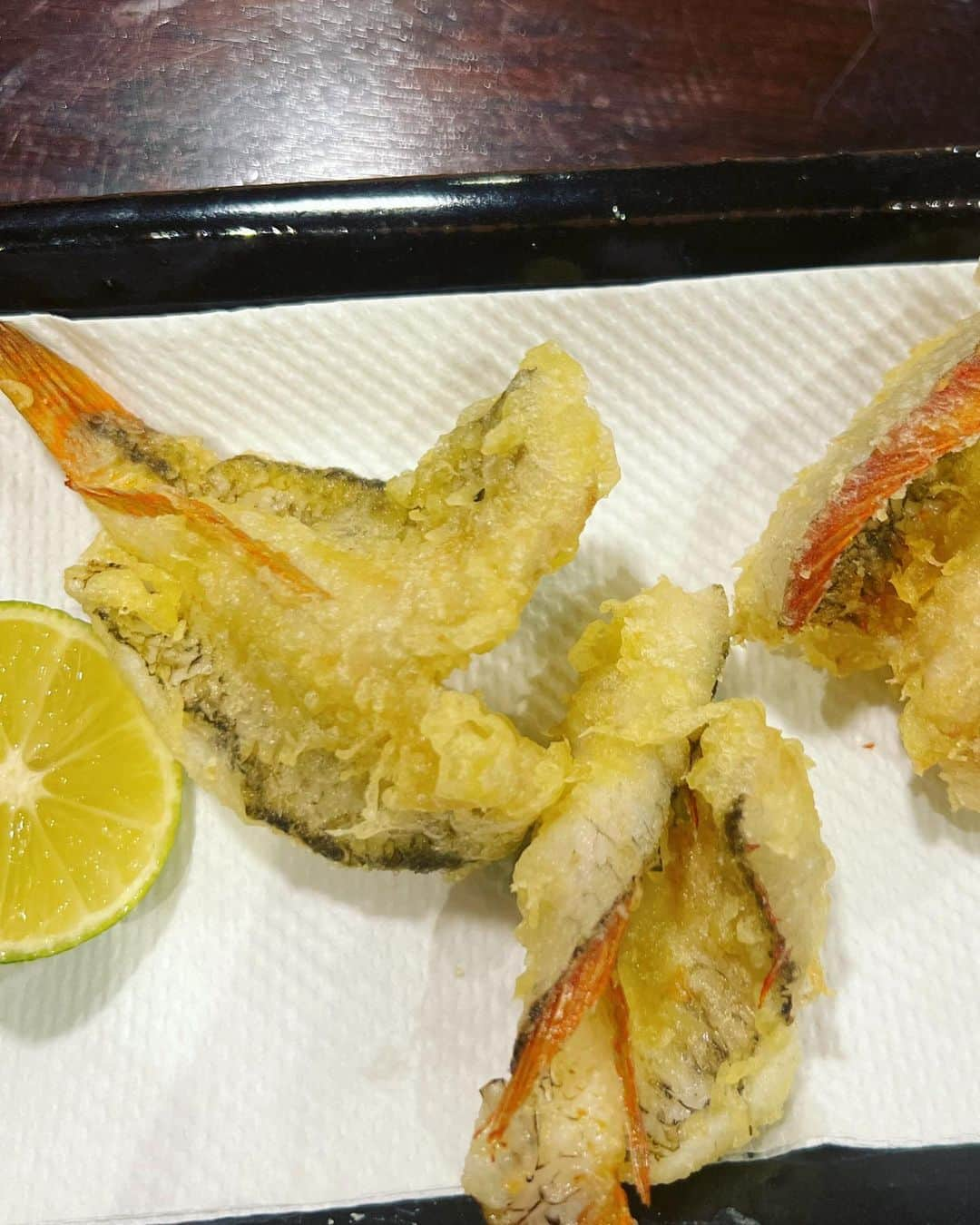 萩野志保子さんのインスタグラム写真 - (萩野志保子Instagram)「#釣って食べる 記 ベラは外道扱いされがちですが白身がふかふかして美味しい天麩羅になるよね。 けれどかあさん、生きたままの調理は、今回シクシクするところがあったな。 命を戴いていること、心底刻まれました🙏 息子のおかげで 🐟背開きくらいなら日常になったのは、人生後半の成長期と言っていいのやら？ #釣って食べる #命に感謝  #ベラ #ハゼ #天麩羅 #息子 #9歳 #釣り #おかっぱり  #陸っぱり」10月15日 12時57分 - shihoko_hagino