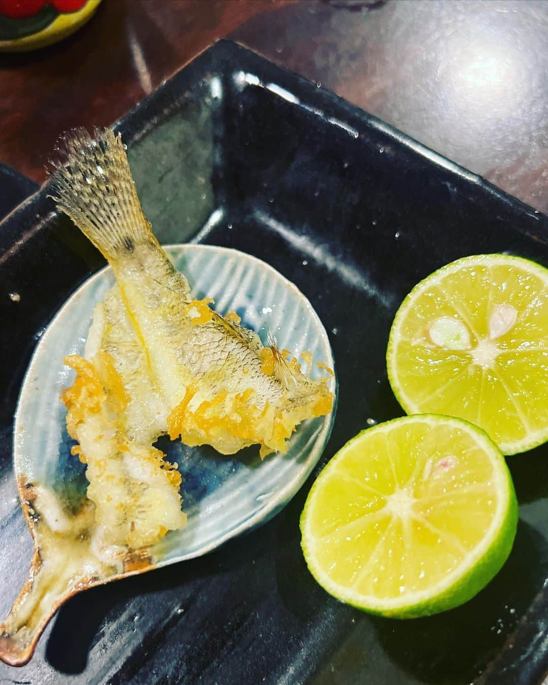 萩野志保子さんのインスタグラム写真 - (萩野志保子Instagram)「#釣って食べる 記 ベラは外道扱いされがちですが白身がふかふかして美味しい天麩羅になるよね。 けれどかあさん、生きたままの調理は、今回シクシクするところがあったな。 命を戴いていること、心底刻まれました🙏 息子のおかげで 🐟背開きくらいなら日常になったのは、人生後半の成長期と言っていいのやら？ #釣って食べる #命に感謝  #ベラ #ハゼ #天麩羅 #息子 #9歳 #釣り #おかっぱり  #陸っぱり」10月15日 12時57分 - shihoko_hagino