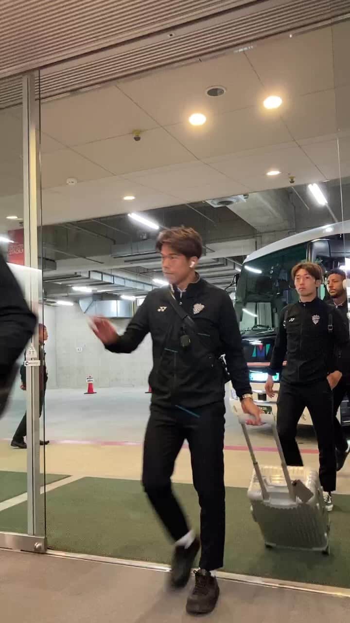 アビスパ福岡のインスタグラム：「チームバス到着シーンをお届けしました。  本日の名古屋戦、応援よろしくお願いします⚽️  #アビスパ福岡」