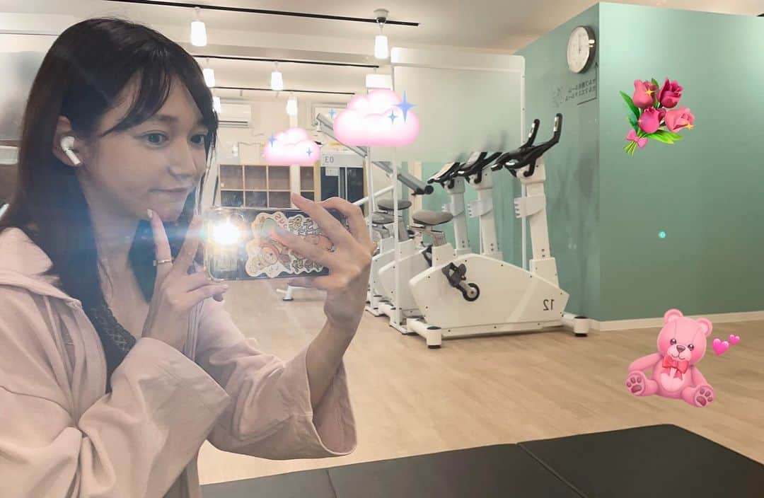 中村優香のインスタグラム：「ꕀ♡˒˒  夏も終わり、筋トレ意欲が低下しそうな波希です😩 が、家トレしたりチョコザップに通ったりでなんとか続けてます💪🏻 【 @chocozap_official 】  でね、今月末からすごいサービスが導入されるみたいだからまたPRさせてください🤭  今までセルフエステやセルフ脱毛などが、トレーニング以外のサービスであったのだけど、なんとこれからは…  ・セルフホワイトニング🪥 ・セルフネイル💅🏻 ・マッサージチェア💆🏻‍♀️  などなど、 "トレーニングの場所" だけでなく "美容ケアもリフレッシュもできる場所" に変わっていくんだって😳😳 しかももちろんお値段そのまま😳😳  早く体験したすぎる…✨！！ ネイルしよーって行って、 まあせっかくなら少し腹筋するか… って通い方ができるってほんとにすごい😩🤍🤍  私の紹介コードが変わったので、 検討してる子ぜひ使って🫶🏻 【AX5C5WJT】  #chocozap #チョコザップ #chocozap紹介コード #チョコザップ紹介コード」