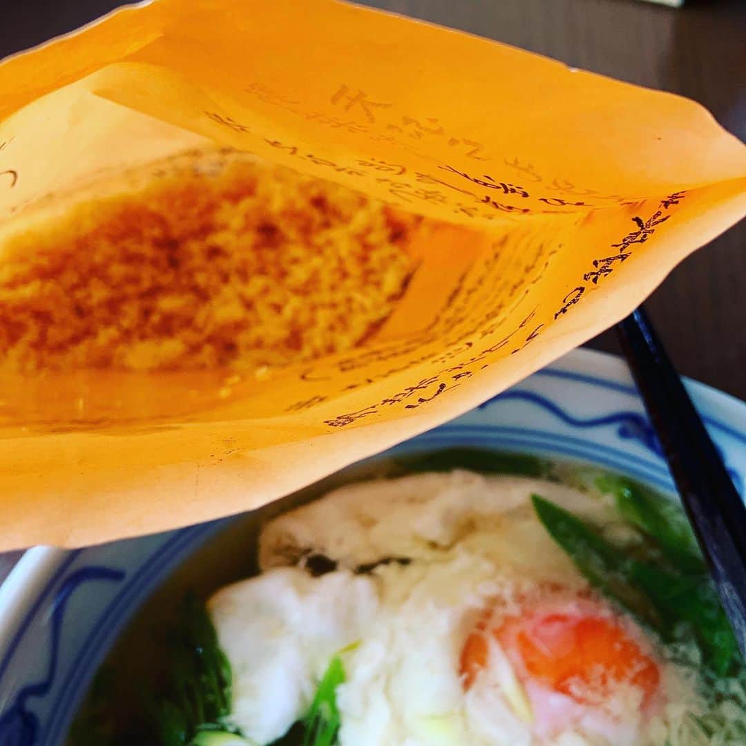 志摩有子さんのインスタグラム写真 - (志摩有子Instagram)「昨日伺った横浜、野毛の天ぷら登良屋さんから頂いてきた揚げ玉をかけうどんに。卵も落として、さしづめお月見しているたぬきさんか。 揚げ玉は日替わりの品書きを使って手作りした紙袋に入れられている。そんな心遣いがまた嬉しい。 つゆはありこだしと白だしのダブル使いで旨みたっぷりに。みりんを少々加えた。 じんわり温まる温かなうどんが嬉しい季節になってきた。  #たぬきうどん #お土産揚げ玉 #ありこだし  #ありこだしレシピ @arikoya_official」10月15日 13時11分 - ariko418