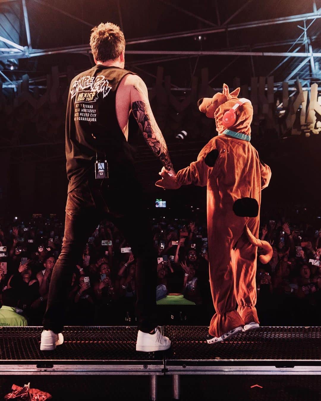 ピエール・ブーヴィエのインスタグラム：「Met a mini Scooby in Mexico City.  This moment was so cool! 🤗😭😭 📸 @annaleemedia」