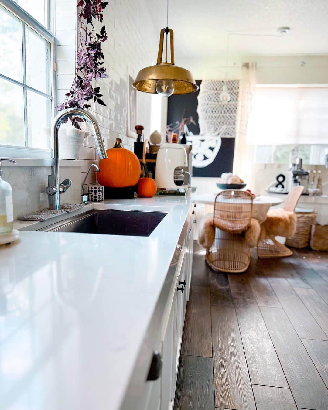 MT DOMAINEのインスタグラム：「Kitchen view.  (Via @beesnburlap) #MyDomaine」