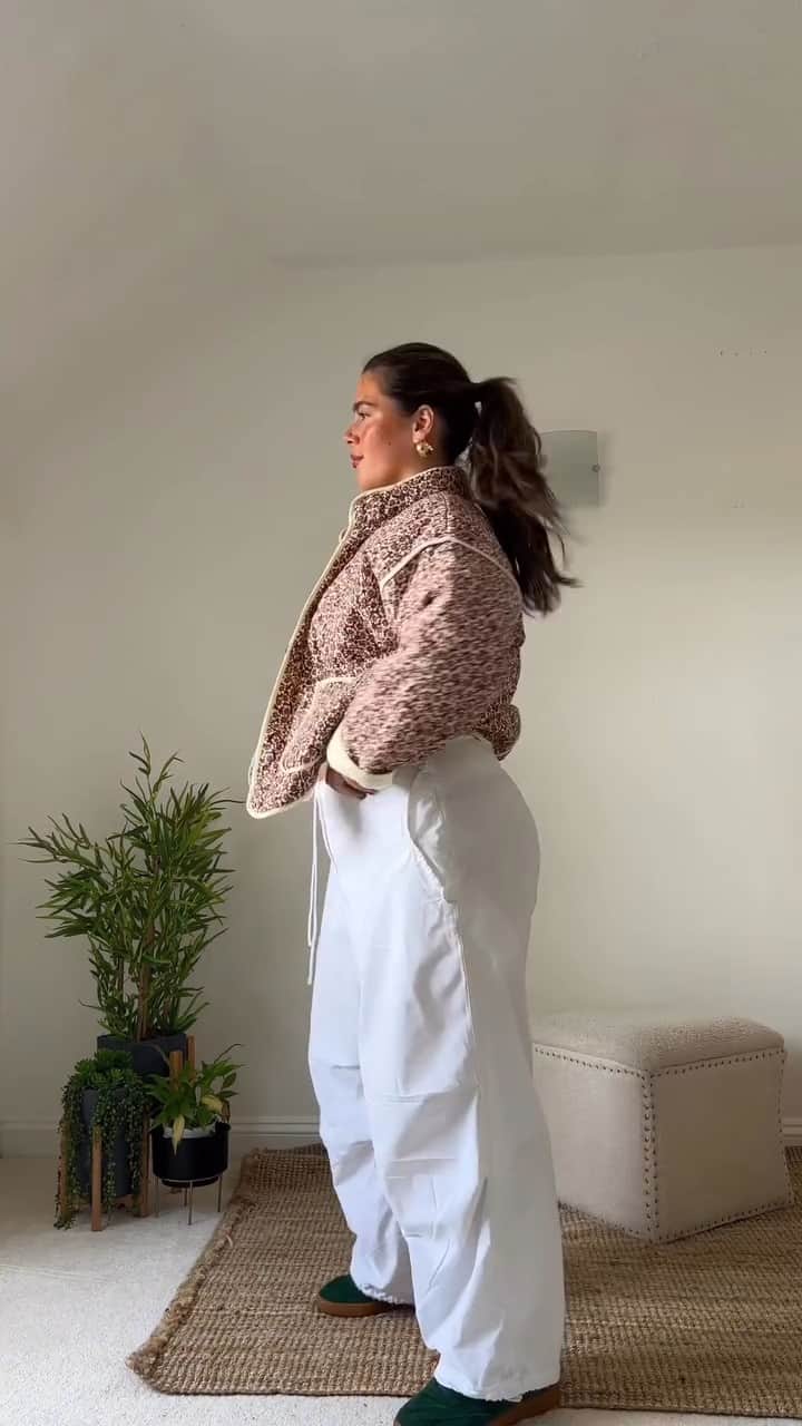 freepeopleのインスタグラム：「A new color just dropped in the Chloe Jacket. Link in bio to shop it before it's gone. @pearl_mariaf」