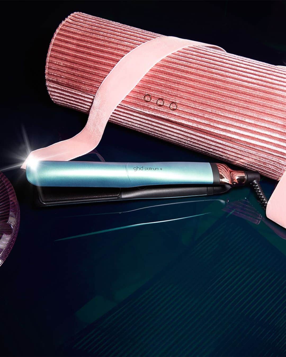 ghd hairさんのインスタグラム写真 - (ghd hairInstagram)「*Immediately adds to Christmas wish list* 🥹✍️ Rejoice in the phenomenon of endless styling possibilities with the ghd platinum+ hair straightener in alluring jade, featuring a romantic dusky pink vanity case to store your favourite styler🤩✨  #ghd #ghddreamland」10月15日 4時33分 - ghdhair