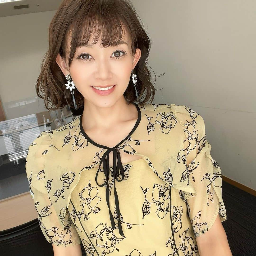 岡部玲子さんのインスタグラム写真 - (岡部玲子Instagram)「おはようございます🌞  昨日は 競馬中継終わりで京都に移動🚅  本日のグリーンチャンネル🏇 中央競馬全レース中継📺では 秋華賞が行われる京都競馬場から リポート🎤させて頂きますので  現地で観戦できない‼️という方も 是非ご覧ください🥹  昨日の衣装とヘアアレンジ✨  マスタードカラーの (@dorry_doll_official )さんの 花柄ワンピース👗💛  黒で描かれたお花柄がとても大人っぽく ウエストラインもキュッとしていて素敵でした💛  (@abiste_official )さんの モノトーンのお花イヤリングが アクセントになっていて可愛い🤍🖤  ヘアアレンジはふんわりダウンスタイルでした✨  さー今日のお衣装は…？？  オープニングからエンディングまで 今日もグリーンチャンネルでお楽しみ頂けましたら 幸いです🏇💚  皆様も素敵な秋華賞dayにしてくださいね☺️  ではでは 準備して💄行ってまいります‼️  #岡部玲子 #タレント　#レポーター　#競馬　#競馬キャスター　#グリーンチャンネル　#競馬中継　#生放送　#秋華賞　#秋華賞リポート　#衣装　#ヘアアレンジ　#アクセサリー　#tvshow #hairarrange #accessories #🏇」10月15日 4時34分 - reiko_okabe