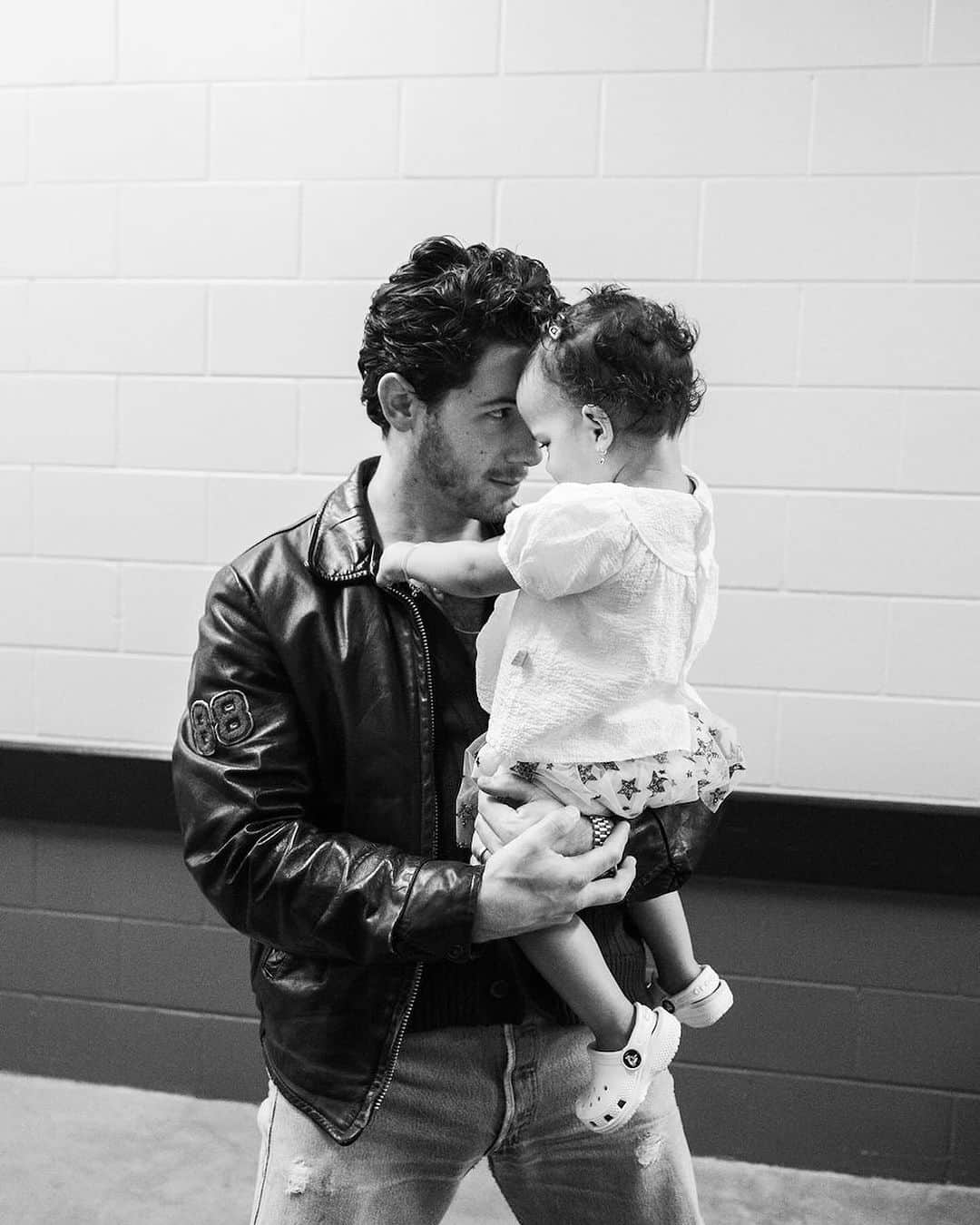 ニック・ジョナスのインスタグラム：「Bring your family to work day. ❤️」