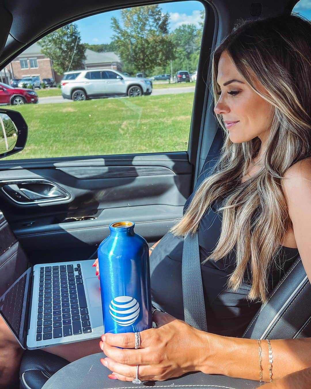 ジャナ・クレイマーのインスタグラム：「Whether I’m on the go with the kiddos between sports and activities, running errands, or on a long trip, @att always keeps me connected! Click the link in my bio or in my story to see if you are eligible for a free trial of AT&T In-car Wi-Fi ®! #attad #attblogger #ad」