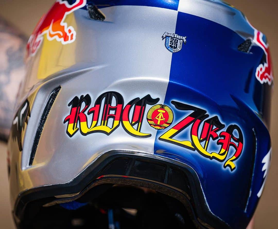 ケン・ロックゼンのインスタグラム：「Der DDR Helm hat Glück gebracht 🤞🏽 eine “wanna be” Halbschale 😃」