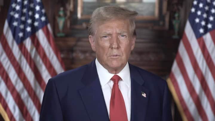 ドナルド・トランプのインスタグラム：「The United Autoworkers are being sold down the tubes by their so-called “leadership.” They always support Democrats, yet they have lost 60% of car manufacturing over the years to foreign countries. The Electric Vehicles are a disaster for America. They will all be made in China - ALL JOBS WILL BE GONE. I will double and triple car manufacturing in the USA. Shawn Fain should Endorse TRUMP, not preside over the death of Autoworkers in America. MAGA!」