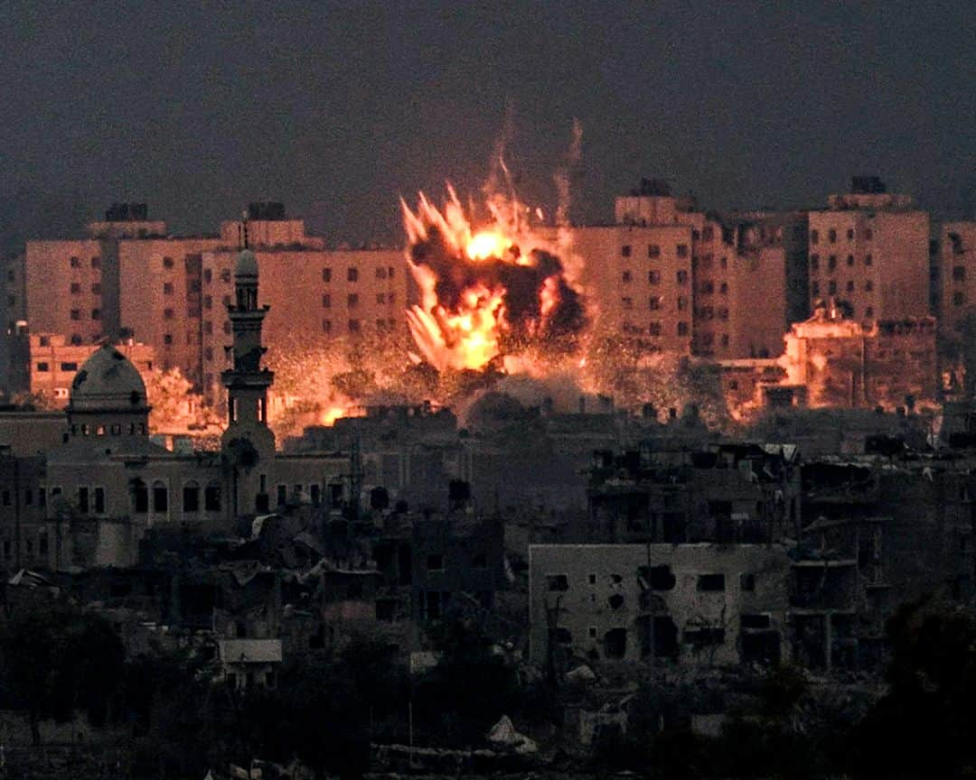 AFP通信のインスタグラム：「AFP Photo @aris.messinis - A fireball erupts during Israeli bombardment in the northern Gaza Strip on October 14, 2023.⁣ ⁣  Thousands of people, both Israeli and Palestinians have died since October 7, 2023, after Palestinian Hamas militants entered Israel in a surprise attack leading Israel to declare war on Hamas in the Gaza Strip enclave on October 8.」