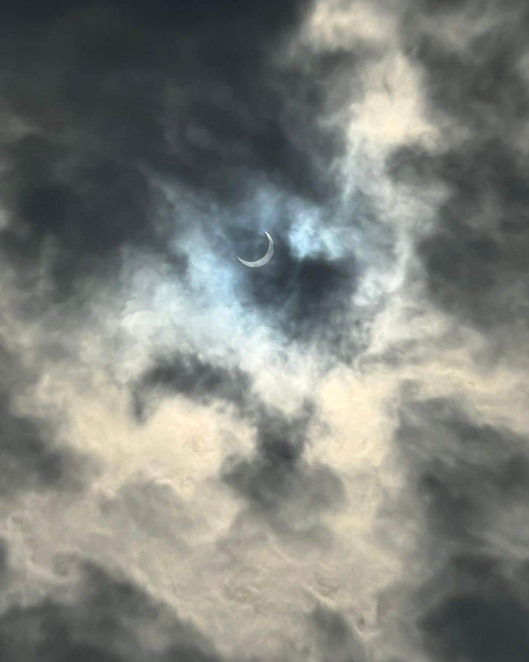 エメロード・トビアさんのインスタグラム写真 - (エメロード・トビアInstagram)「my moon, my sun - a cosmic symphony of a solar eclipse」10月15日 5時34分 - emeraude
