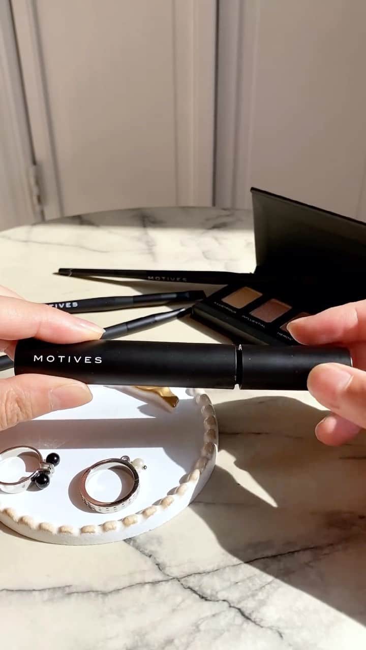 Motives Cosmeticsのインスタグラム：「Blink and wink with confidence using our clump-free, water-resistant 3D Vision Mascara for easy-apply full, long-looking lashes—this is the magic wand you need! ✨😉💫 . . . #mascara #eyemakeup #aestheticmakeup #makeupgoals #makeupkitessentials #beautyobsessed #motivescosmetics」