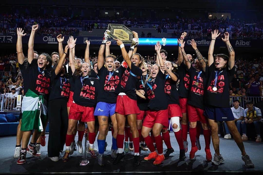 Oyshoのインスタグラム：「¡CAMPEONAS de la Queens Cup Oysho!👸🏼@queensleague  ¡Felicidades equipo! @aniquiladorasfc ❤️⚽️ #queenscupoysho #queensleagueoysho #malaga」