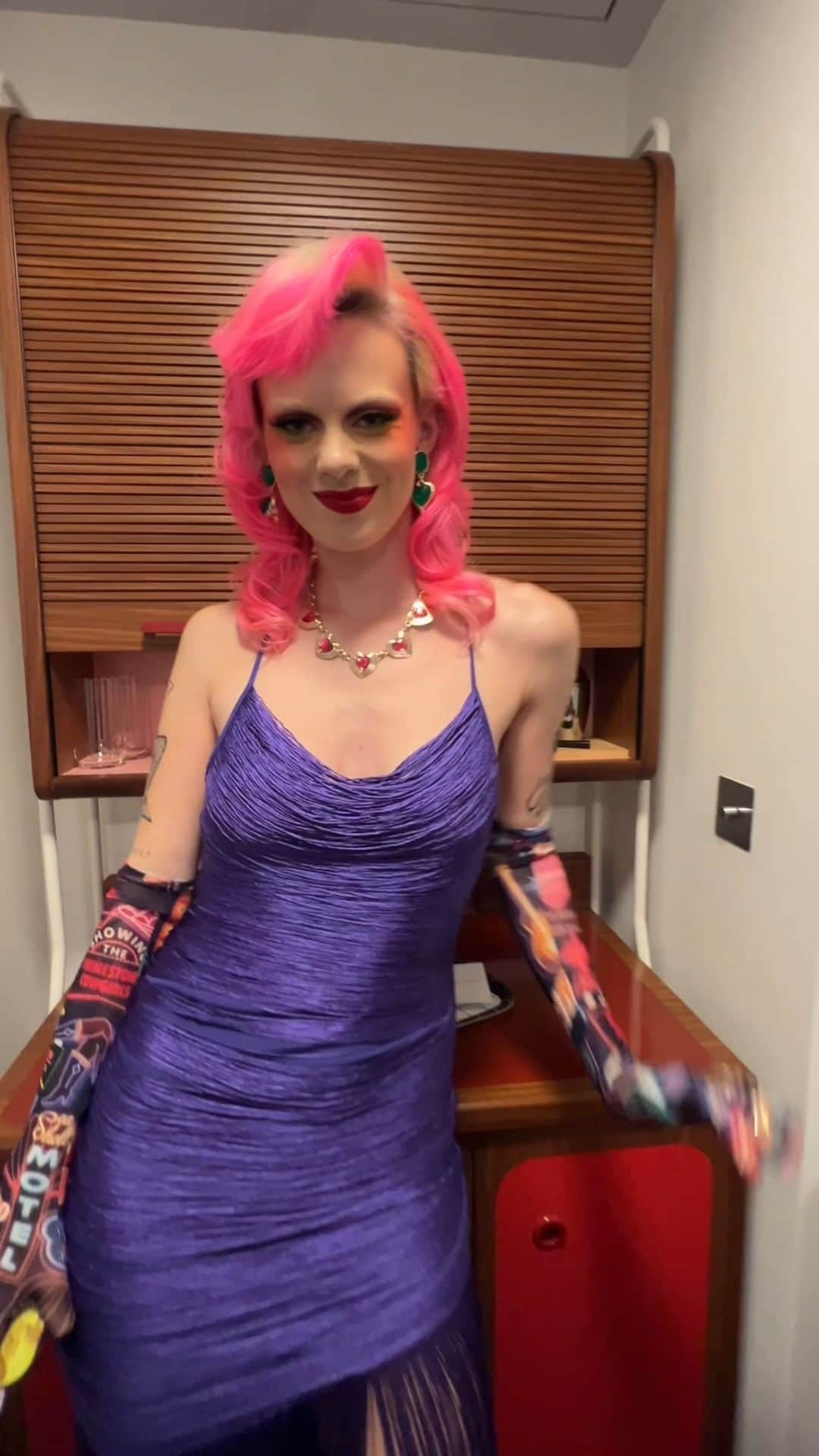 ASOSのインスタグラム：「Rings over gloves is a must 🏆 💍  As Seen On @girlimusic [she/her] 🔍 ASOS DESIGN fringe cowl halter maxi dress in purple [130611202]」