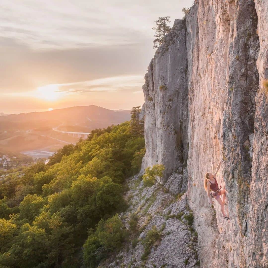 ミナ・マルコヴィッチのインスタグラム：「Autumn is a perfect season for local crags. ⛰️🍂  📸: @jaka_ivancic  @visitkoper   #weareclimbers #foryourmountain @postanivojak @lasportivagram」