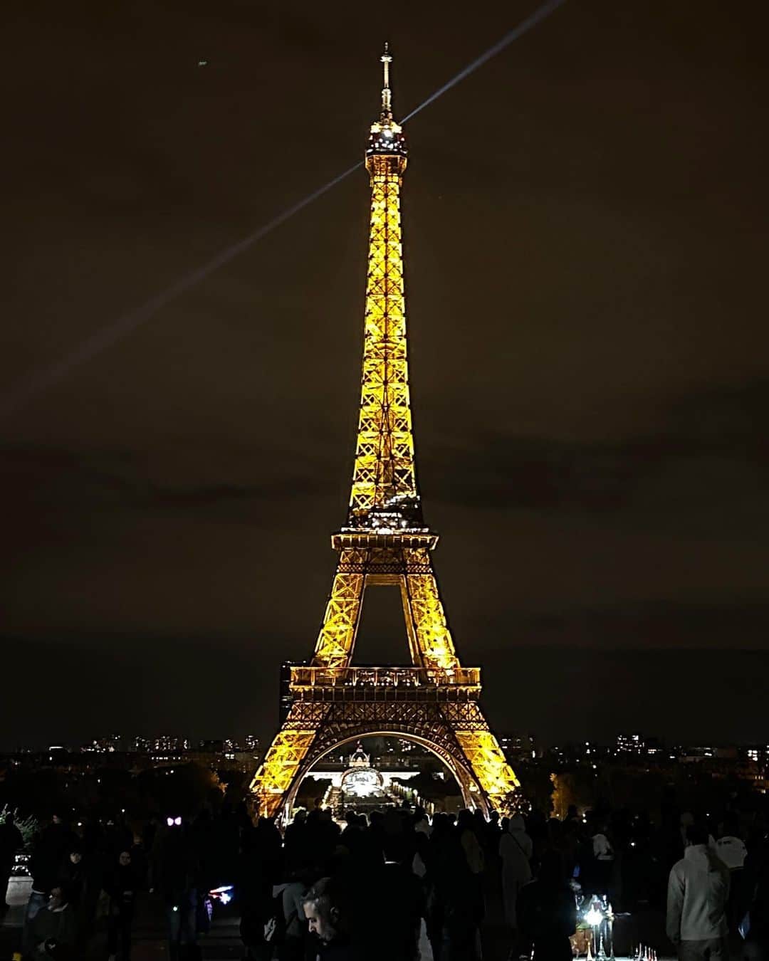 ダニエラ・チャベスさんのインスタグラム写真 - (ダニエラ・チャベスInstagram)「Night in París 📍 @NovaMEN & @FashionNova dress🖤.」10月15日 6時02分 - daniellachavezofficial