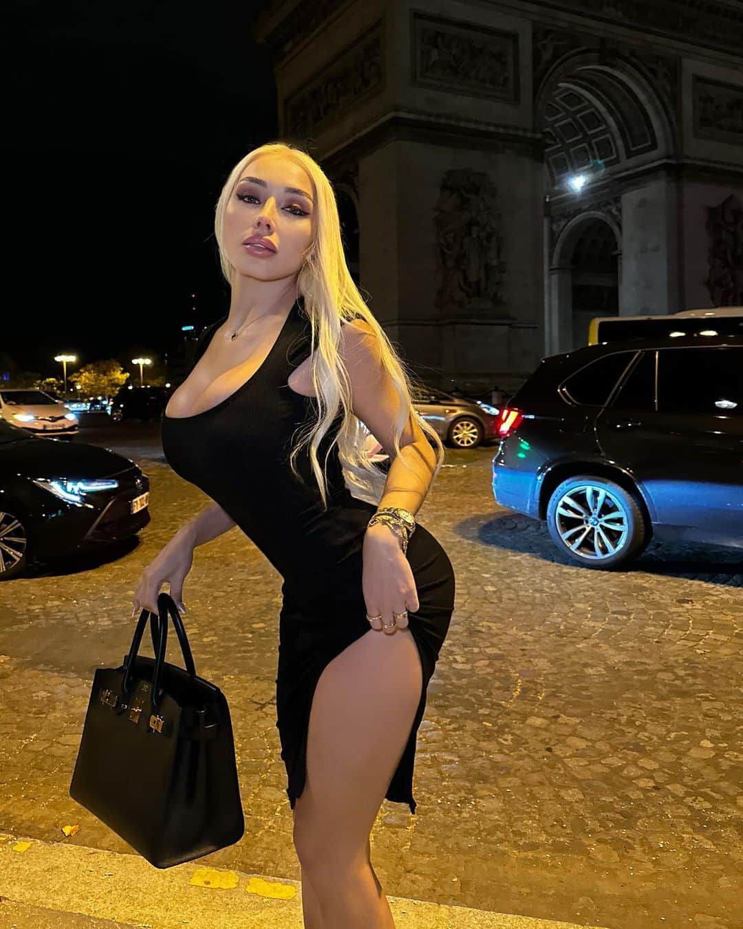 ダニエラ・チャベスのインスタグラム：「Night in París 📍 @NovaMEN & @FashionNova dress🖤.」