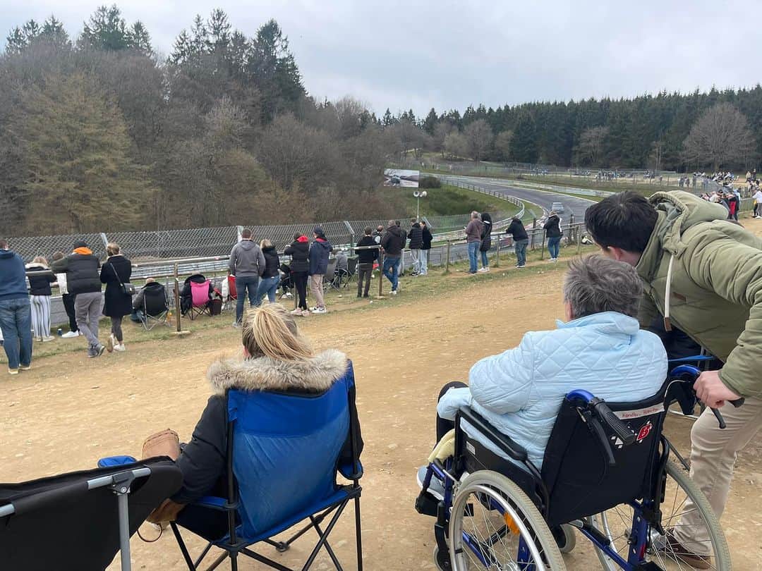 木下隆之さんのインスタグラム写真 - (木下隆之Instagram)「車椅子の老婆がコースサイドで穏やかな時間を過ごしていた。レース日ではない。アマチュアの一般走行時間帯。孫がドライブしているのかなぁ。モータースポーツが僕らのような一部の偏執狂のものではなく、ドイツでは母や祖母にさえ自然に寄り添っている。」10月15日 6時03分 - kinoshita_takayuki_