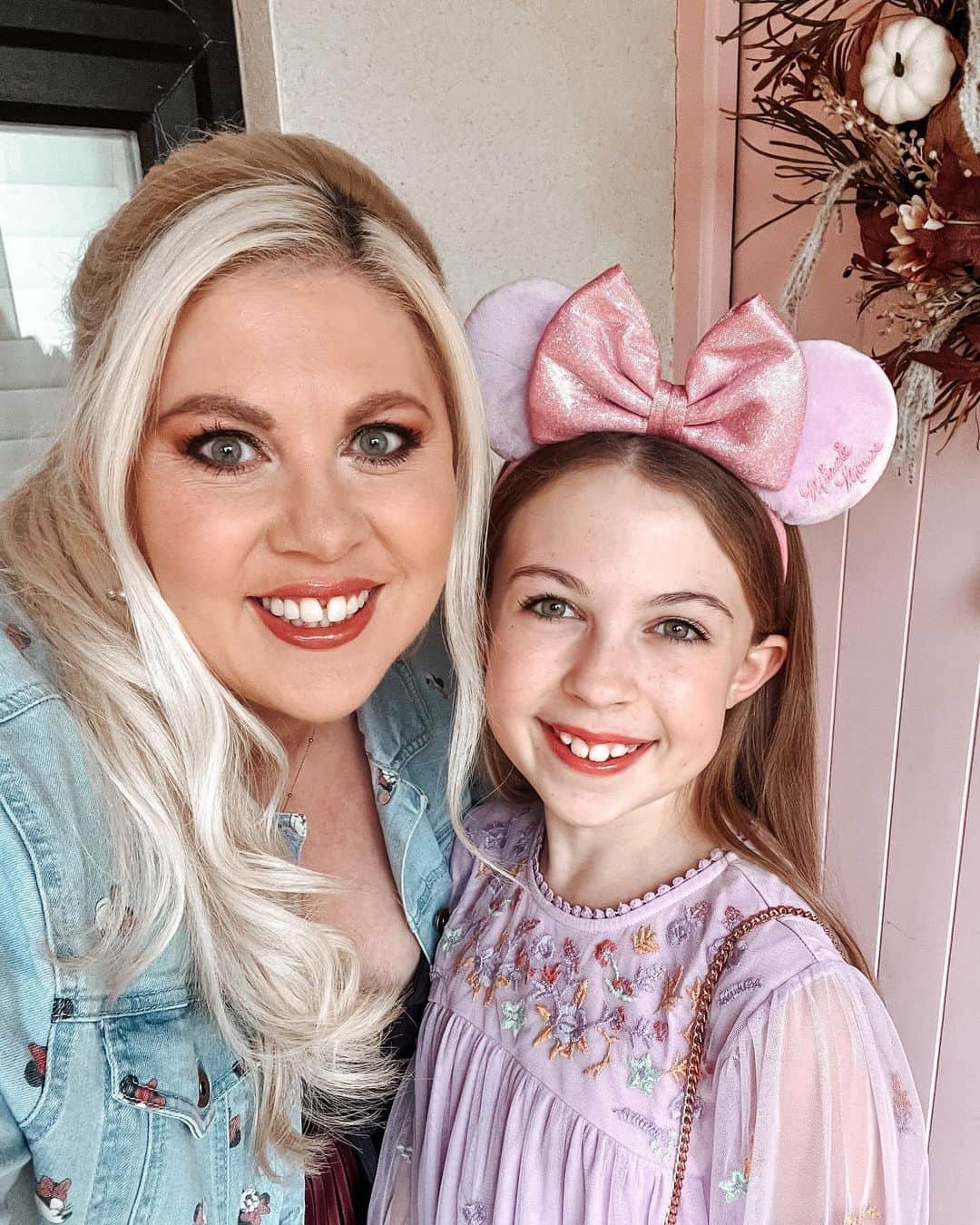 ルイーズ・ペントランドのインスタグラム：「14 days to ✨Disney!!✨ I’m making our ‘must do’ and ‘wishlist’ tonight of all the things we’d love to tick off on our WDW trip and I’d LOVE *your recommendations* please!  I’m in the market for airport and flight hacks to make it all extra special, Disney snacks we should try, Orlando shops or restaurants we should visit and your fave @waltdisneyworld attractions we HAVE to ride/watch!  We’re going to go at a slightly slower pace on this trip and I think explore whichever water park is open (is it Typhoon or Blizard right now?) as well as enjoy Disney Springs too.  Tell me every little Disney nugget in your brain, nothing is too small! Xxx」