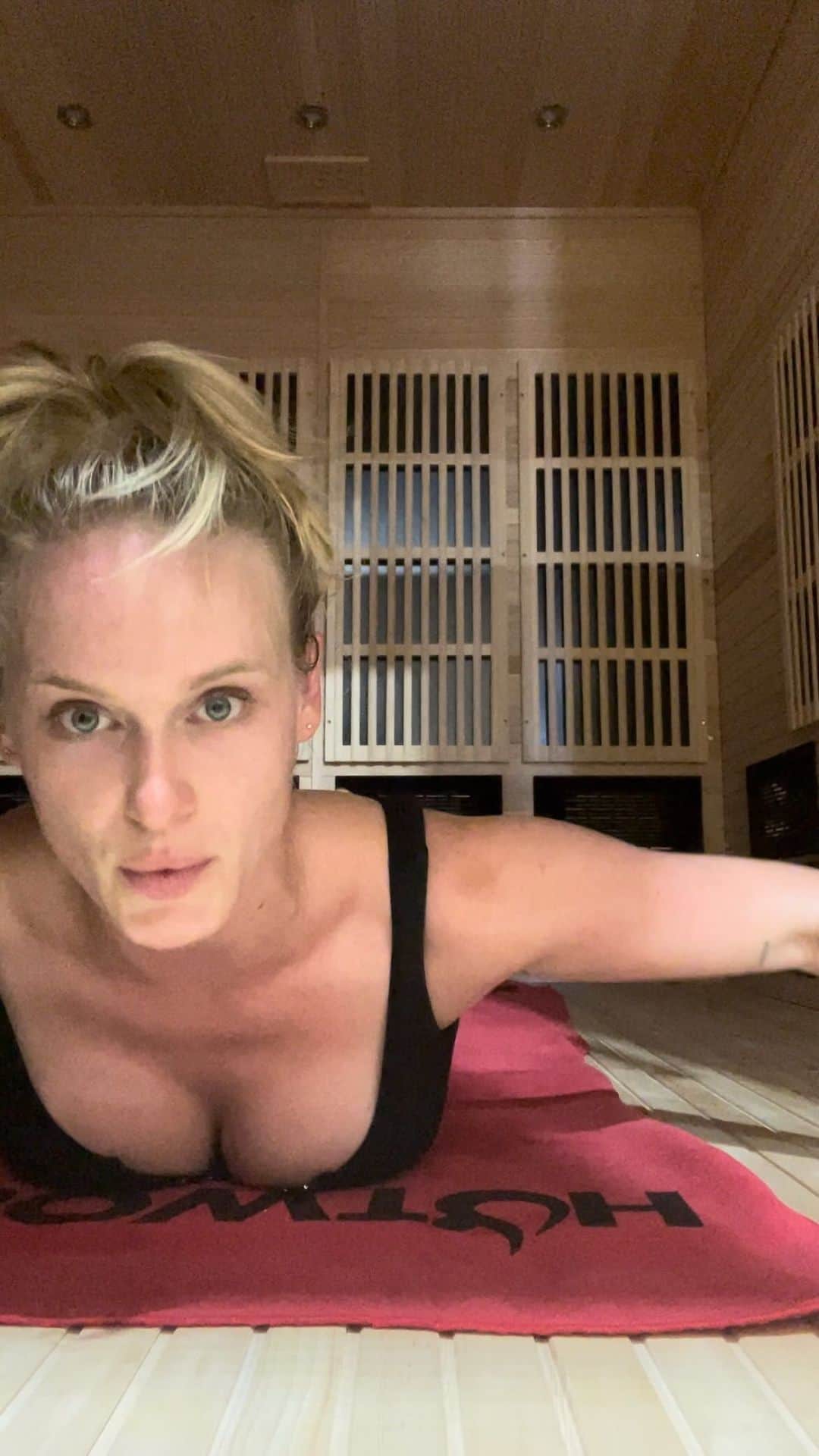 レヴェン・ランビンのインスタグラム：「Sharpen, tighten, tone with my new workout @pencil100workout I invented out of necessity. So bored with Pilates, weights, and yoga, I invited my own workout & I’ve never looked or felt better.  Follow for updates and get ready to shred ✏️ 🍑 💦」