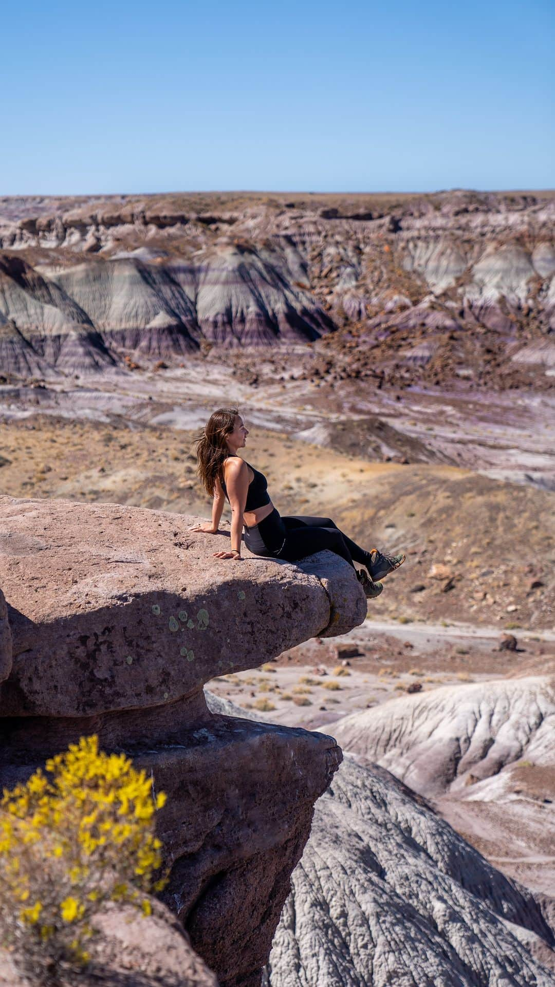 エマ（テニール・ダッシュウッド）のインスタグラム：「It was worth it for that shot 🙌 Can’t help myself 🤷🏻‍♀️  The blue badlands are pretty badass!」