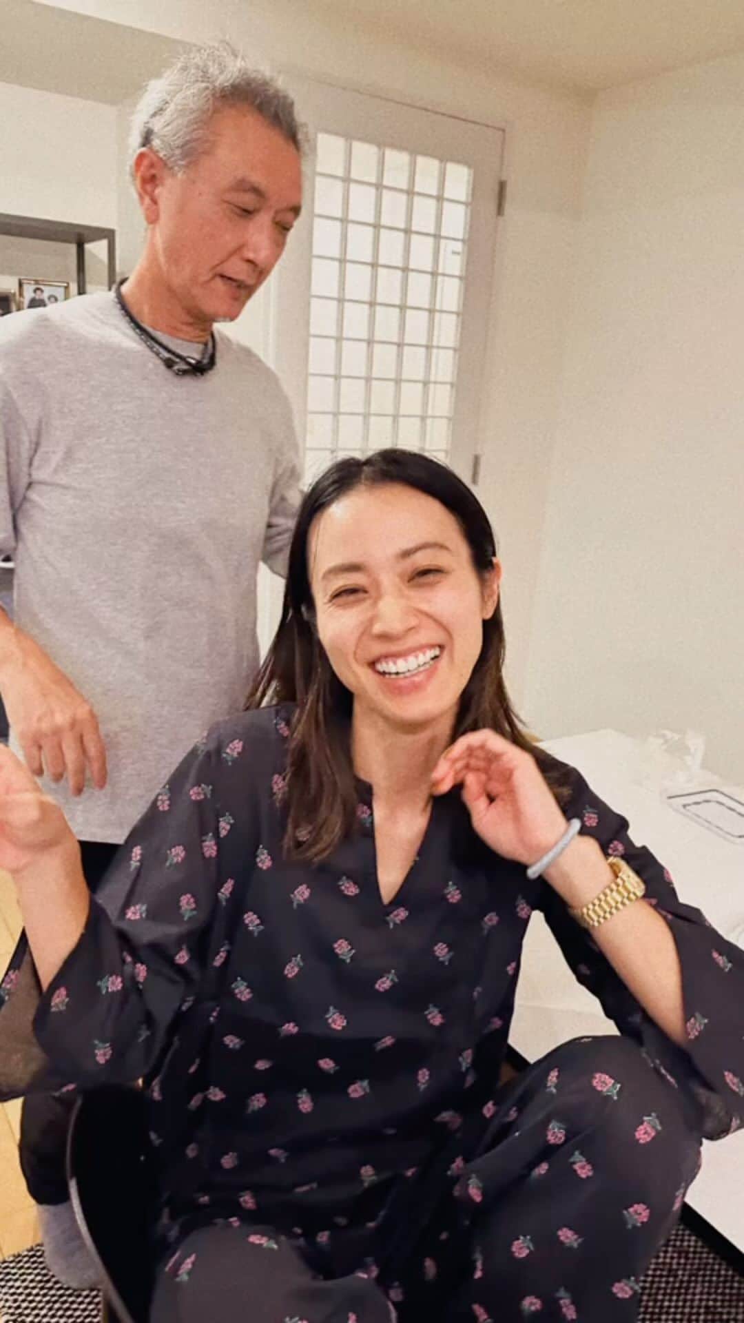 牧野紗弥のインスタグラム：「じーじが久しぶりに遊びにきてくれました‼️ 今回の献立は海鮮サラダとチャーハン🥗 どちらも私が中学の時から食べている味で、チャーハンはネギとキャベツは半生くらいなのがポイントだそうです👅 ランチョマットやナフキンが見当たらなかったようで、代わりにティッシュペーパーを引いてテーブルセッティングしてありました😂 「洗い物宜しくね」って言われて行くと、お弁当箱とか洗い終わっていて流しの使い方も私より100倍キレイだったし🥹 長男のお誕生日をお祝いして、娘はちゃっかりお小遣いをもらって、今回もたくさんありがとうだよ‼️🥹✨ また来てね👋🏻 私のパジャマは sumiere by @adlinhue ❤️インド綿がさらさらで本当に気持ちいいの☀️この間出会ったお気に入りです🫶🏻」