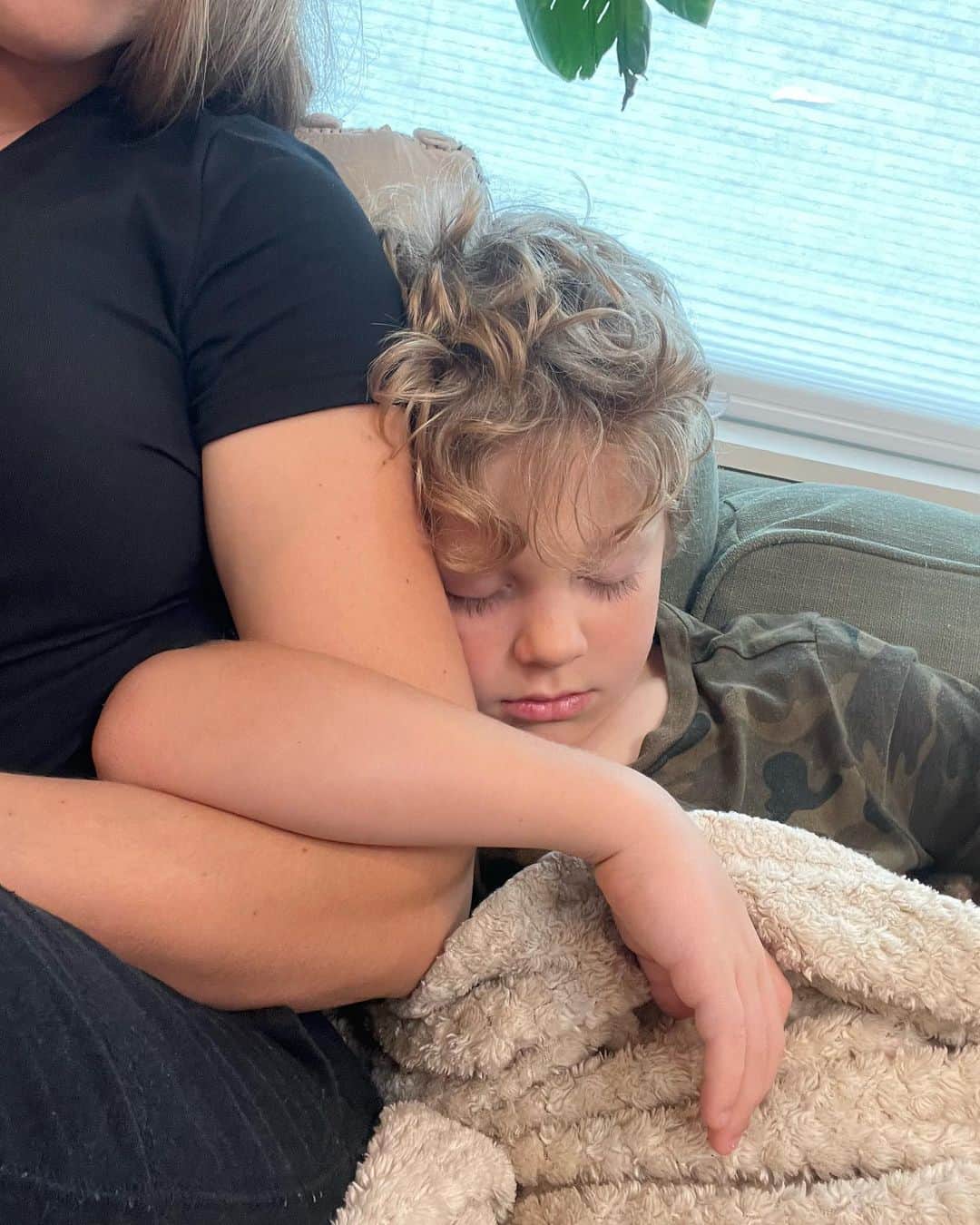 ジェッサ・ダガーのインスタグラム：「After working hard on his math worksheet, he cuddled up next to me on the couch, linked his arm through mine and said, “I’m tired, Mommy.” A minute later, he was out. He’s such a sweet little guy, and I’m soaking this all in because they grow up too fast! 🤍🤍」