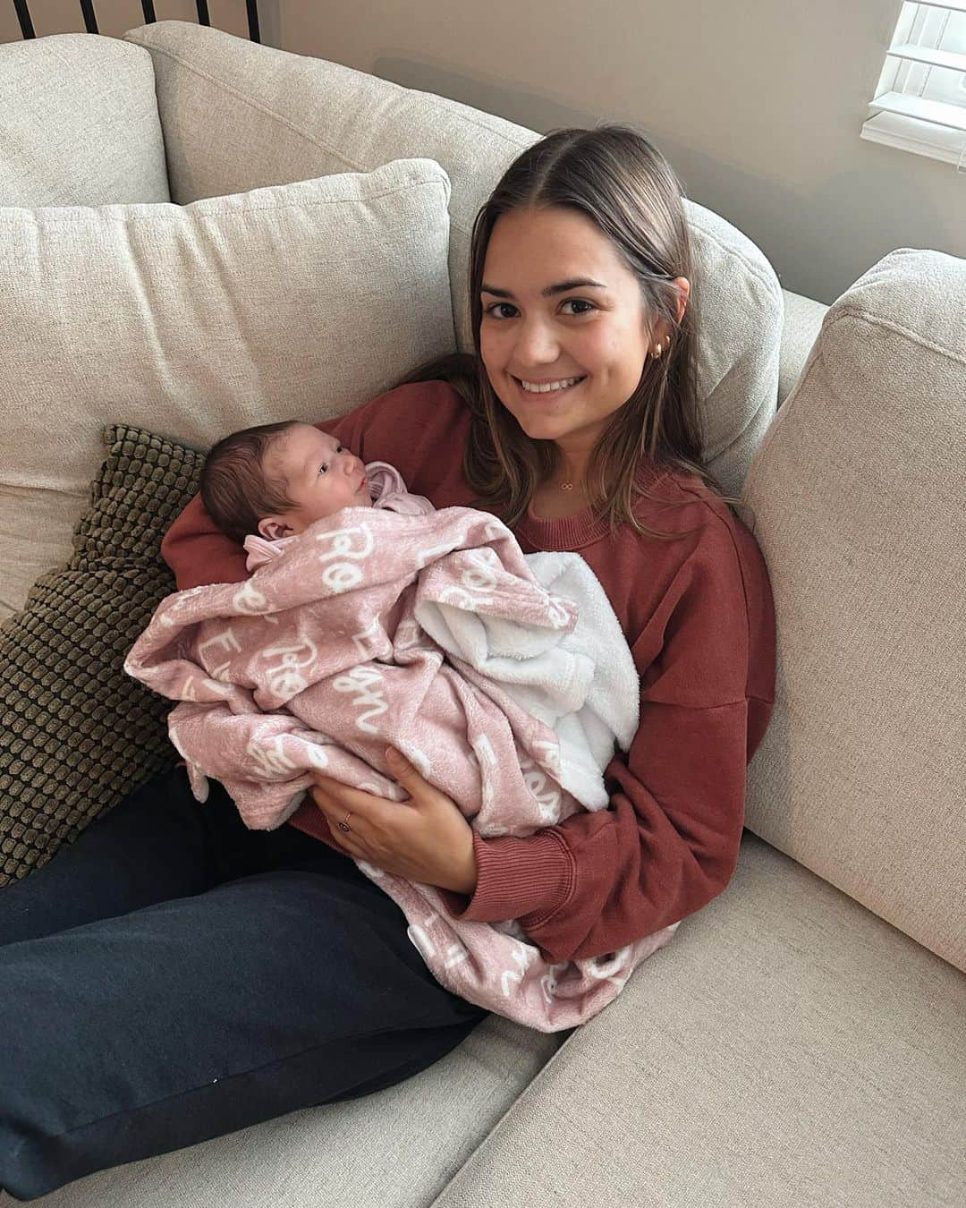 ガビ・シュールさんのインスタグラム写真 - (ガビ・シュールInstagram)「Sweet little Evelyn has entered the world and she is a doll!! So much love for you already and so excited to be an auntie!!🩷」10月15日 6時19分 - gabishull