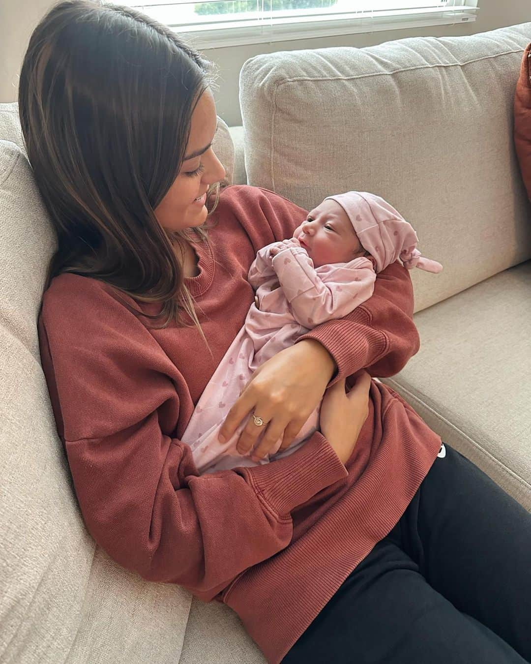 ガビ・シュールさんのインスタグラム写真 - (ガビ・シュールInstagram)「Sweet little Evelyn has entered the world and she is a doll!! So much love for you already and so excited to be an auntie!!🩷」10月15日 6時19分 - gabishull