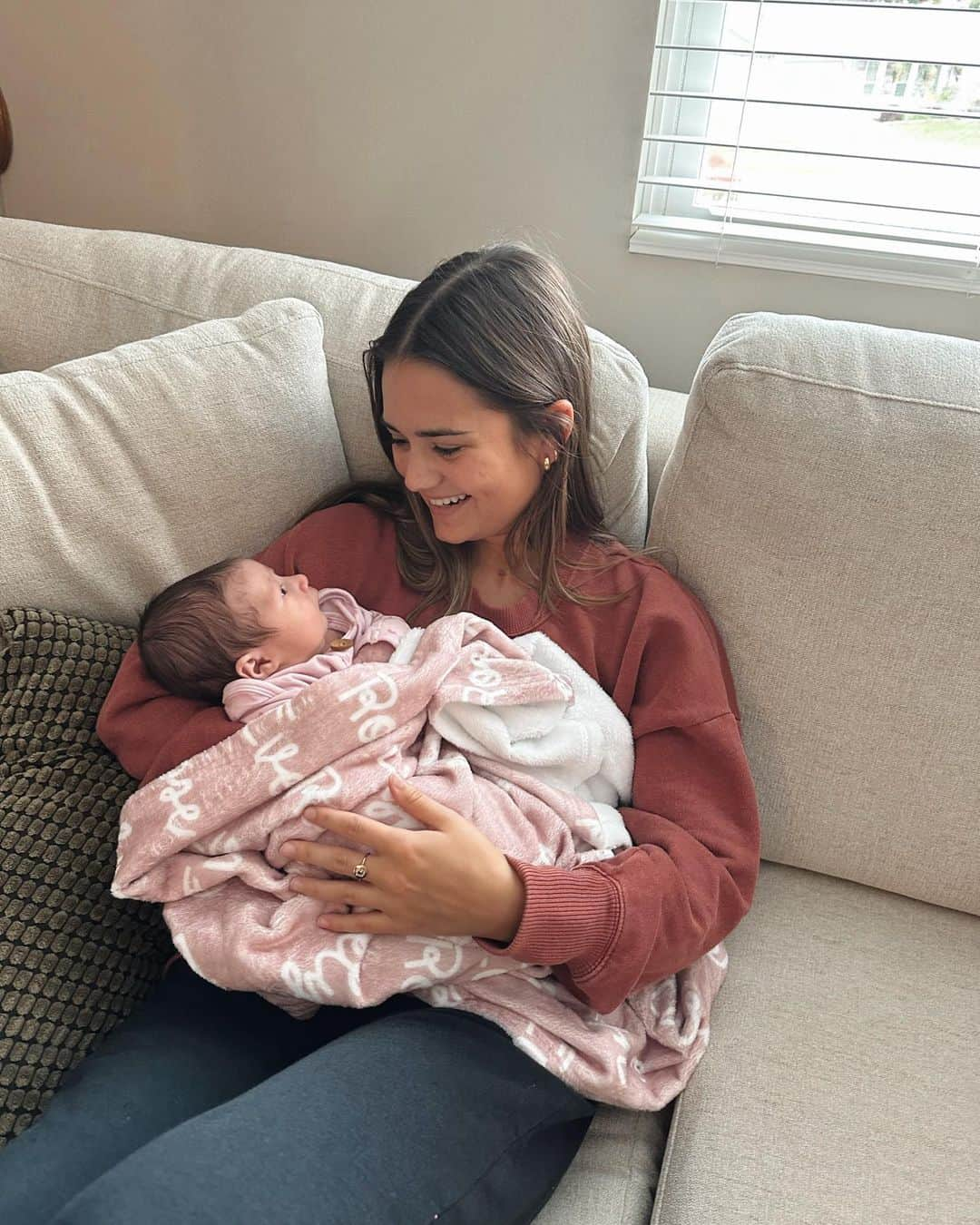 ガビ・シュールのインスタグラム：「Sweet little Evelyn has entered the world and she is a doll!! So much love for you already and so excited to be an auntie!!🩷」