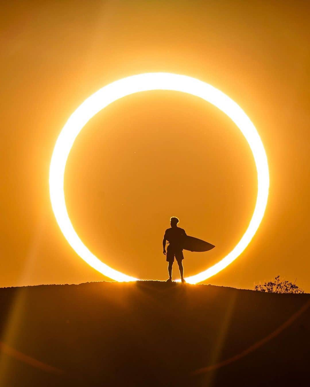 イタロ・フェレイラのインスタグラム：「@italoferreira e o eclipse mais esperado dos últimos tempos ⭕🔥  📷 @marcelomaragni + @canonbr  📍 Rio Grande do Norte 🇧🇷  #redbull #tedáasas #eclipse #italoferreira #fotografia #eclipsesolar #riograndedonorte #rn」