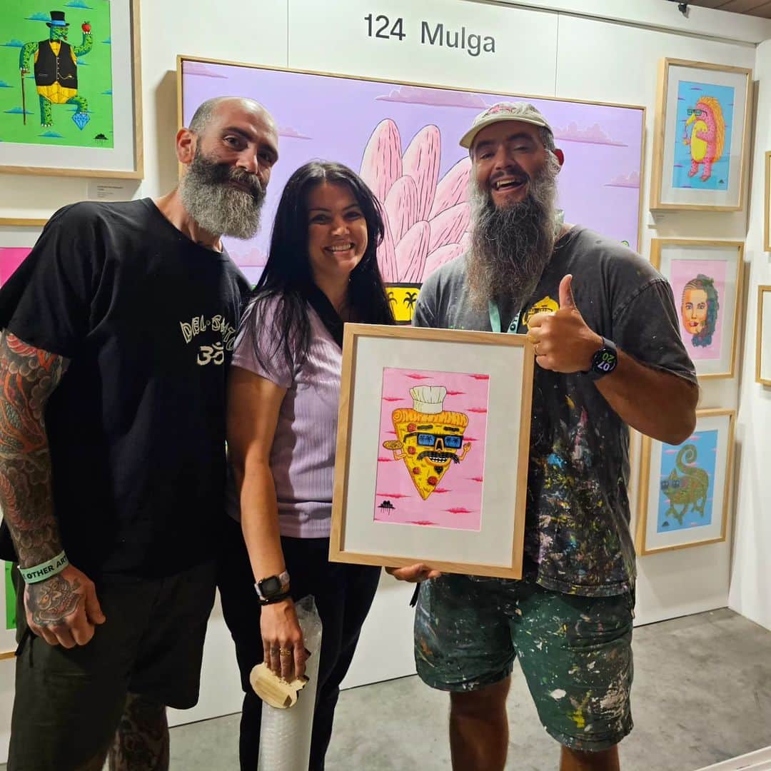 MULGAのインスタグラム：「These legends purchased Petey the Pizza Chef Pizza original painting at my booth at @theotherartfair 🍕😎🍕⁣ ⁣ Check out all the remaining original artworks on my website or at my booth today 👀⁣ ⁣ #mulgatheartist #theotherartfair #artfair #pizzaart #pizza」